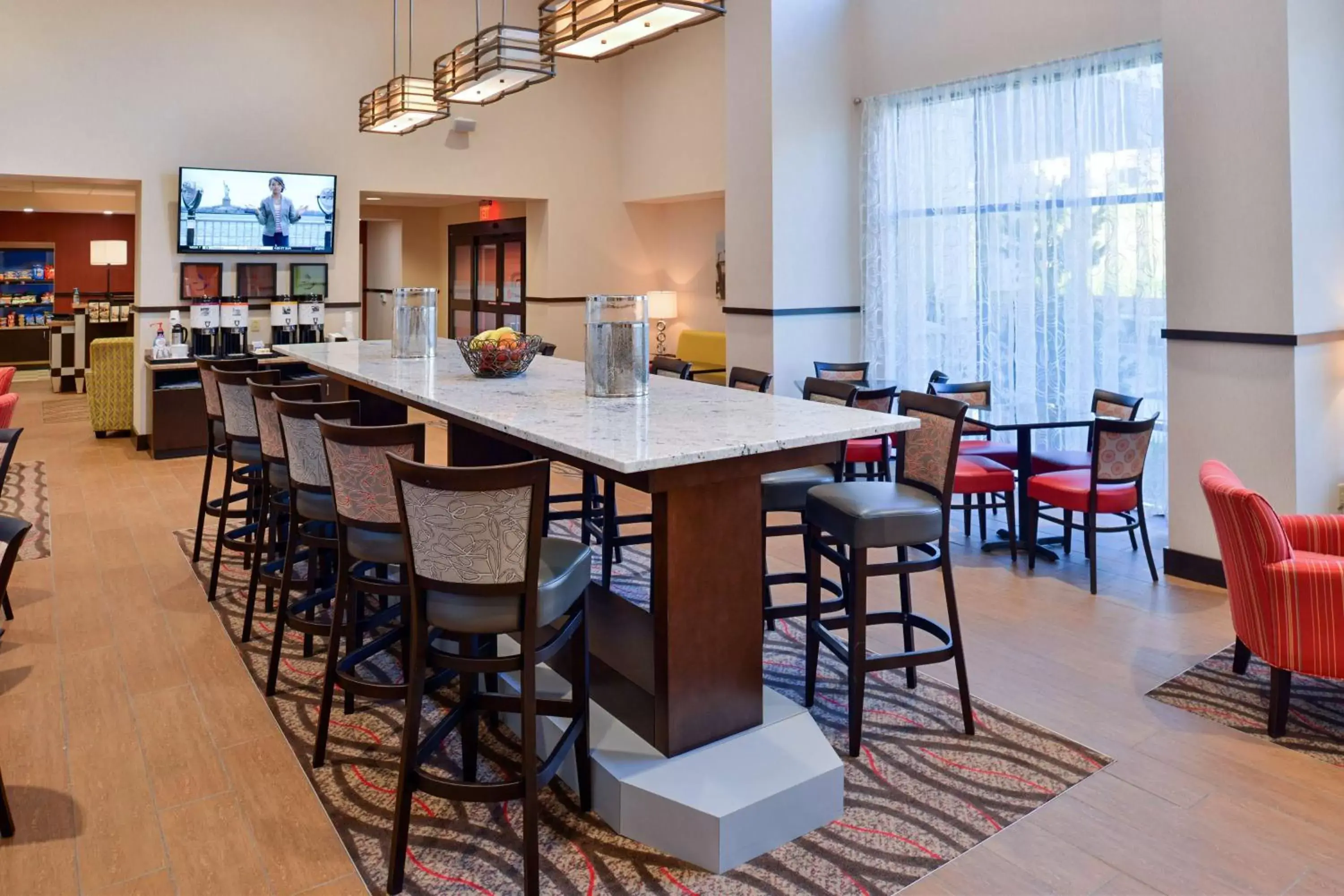 Breakfast, Lounge/Bar in Hampton Inn & Suites California University-Pittsburgh