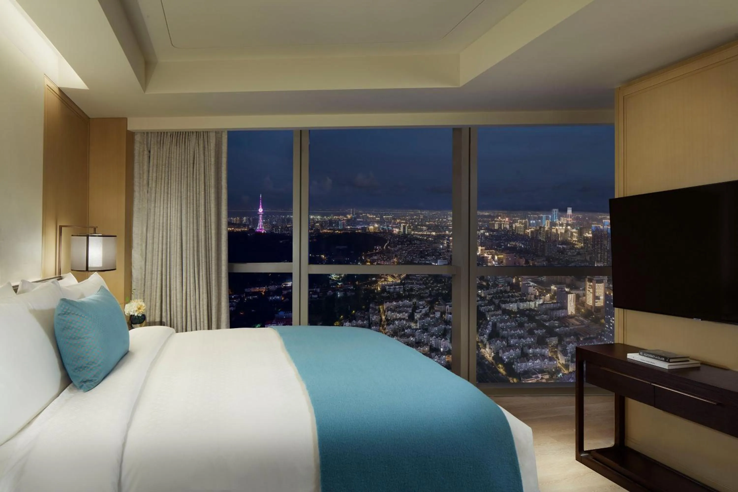 Photo of the whole room, Bed in The St. Regis Qingdao
