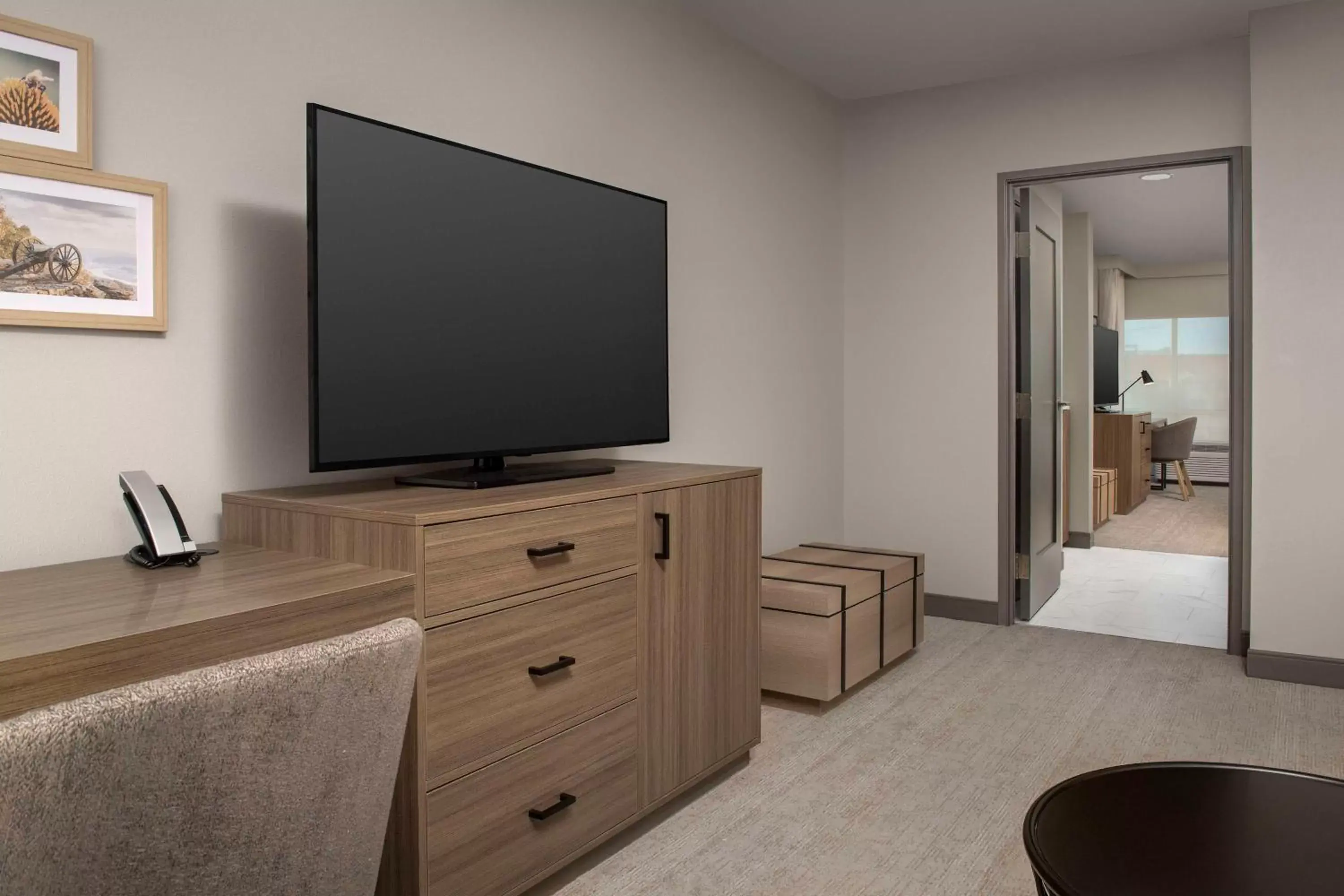 Bedroom, TV/Entertainment Center in Doubletree by Hilton Chattanooga Hamilton Place