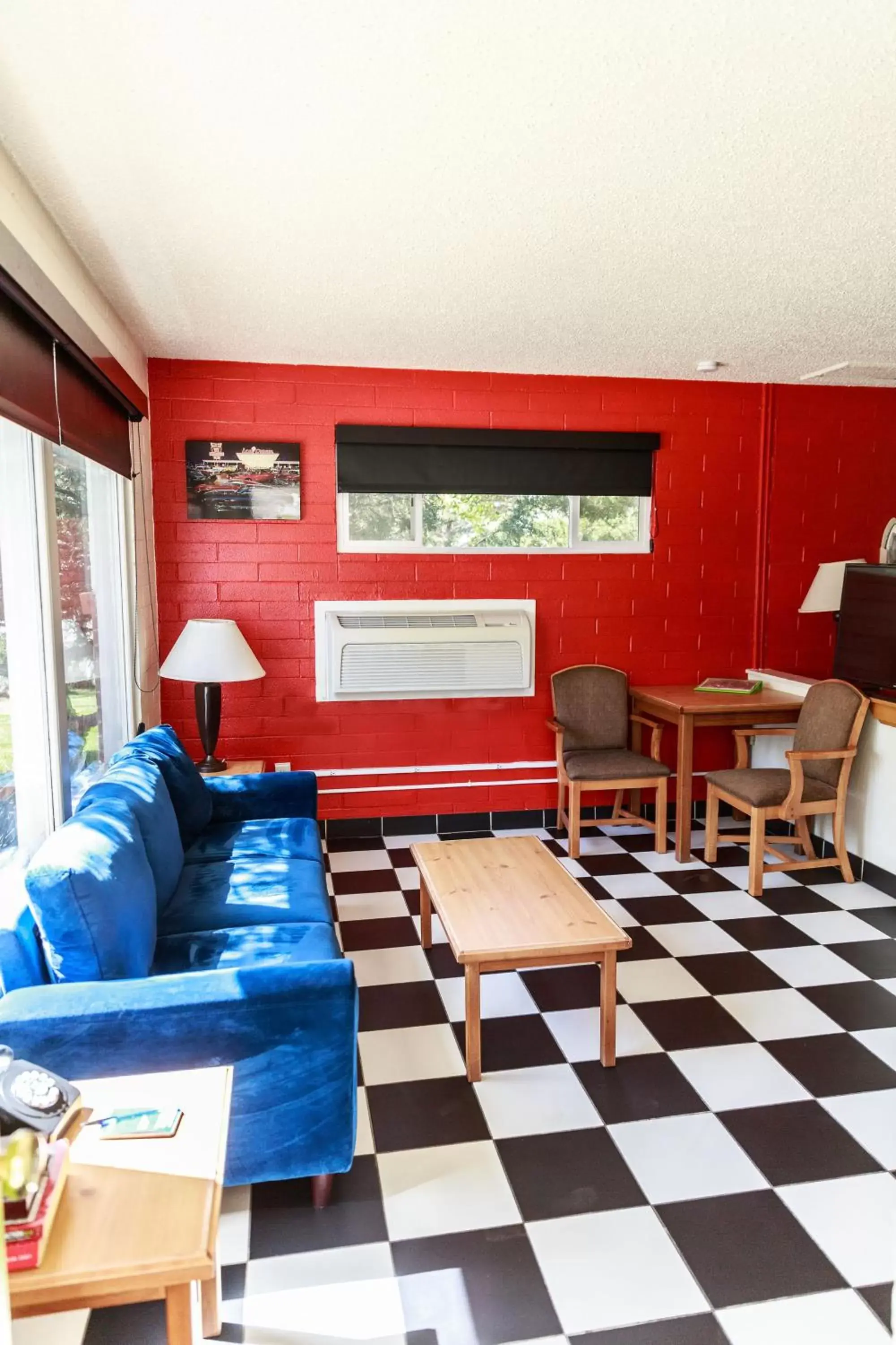 Seating Area in Retro Inn at Mesa Verde