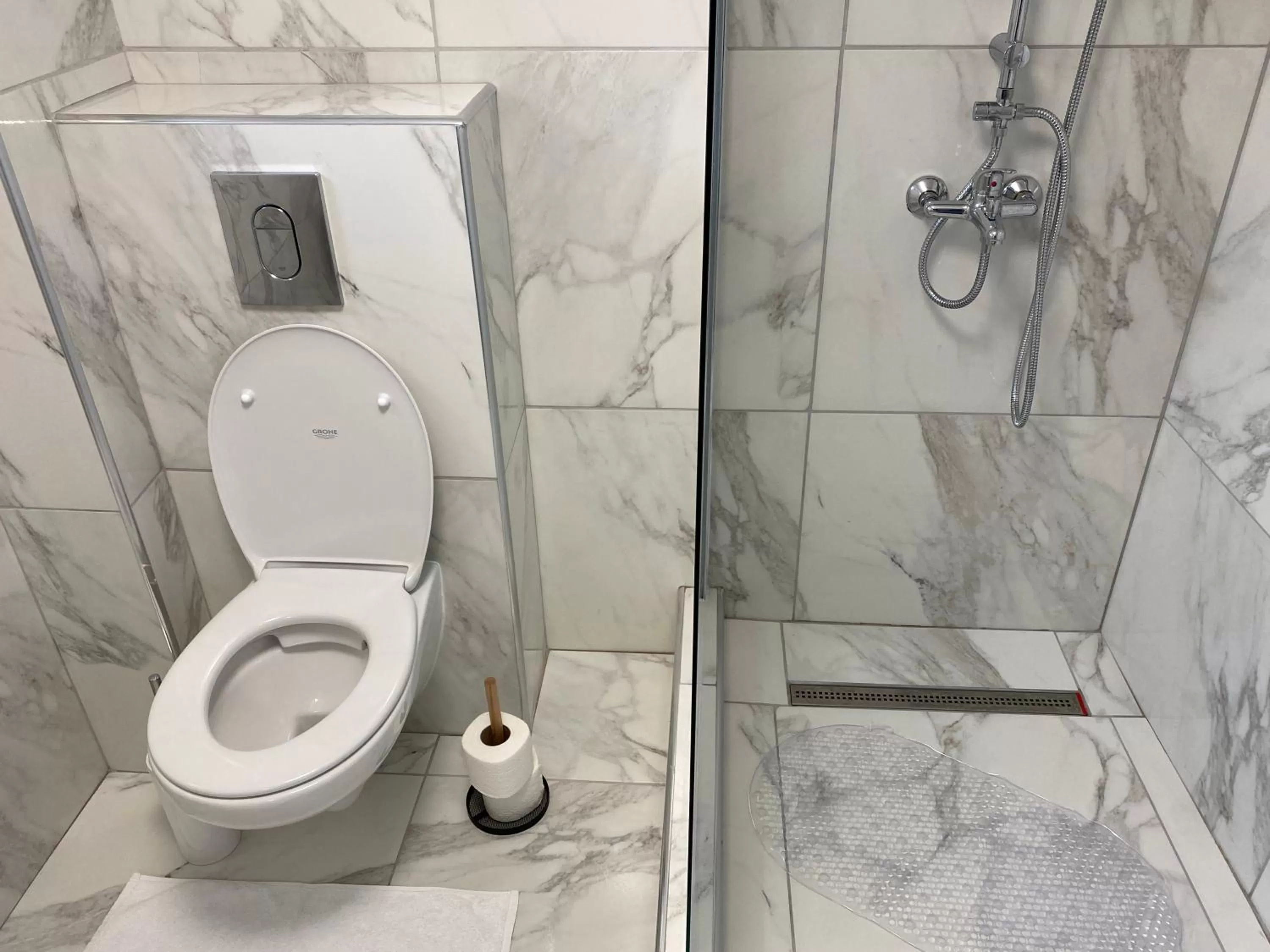 Bathroom in Pensiunea Pictorilor