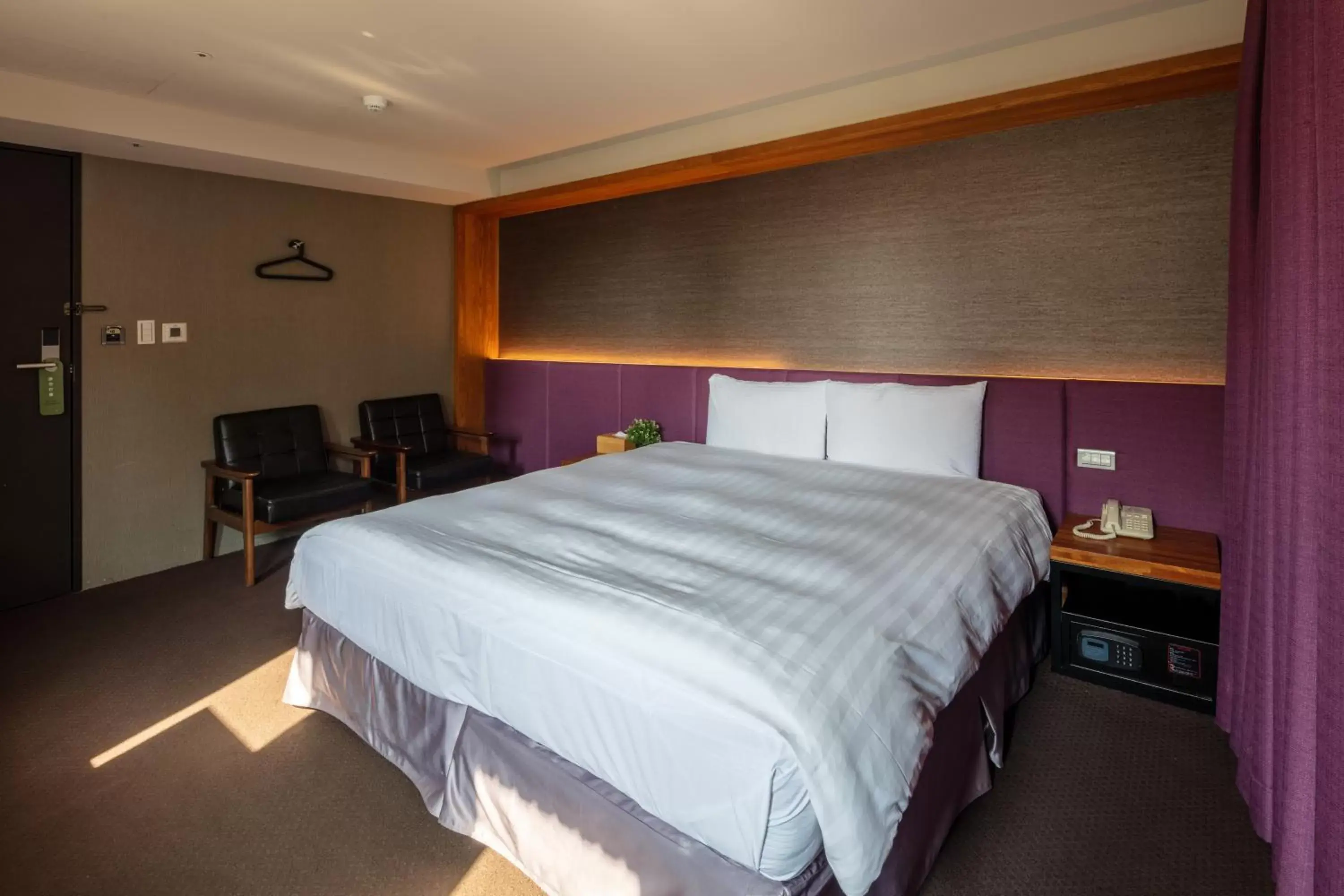 Property building, Bed in Goodmore Hotel