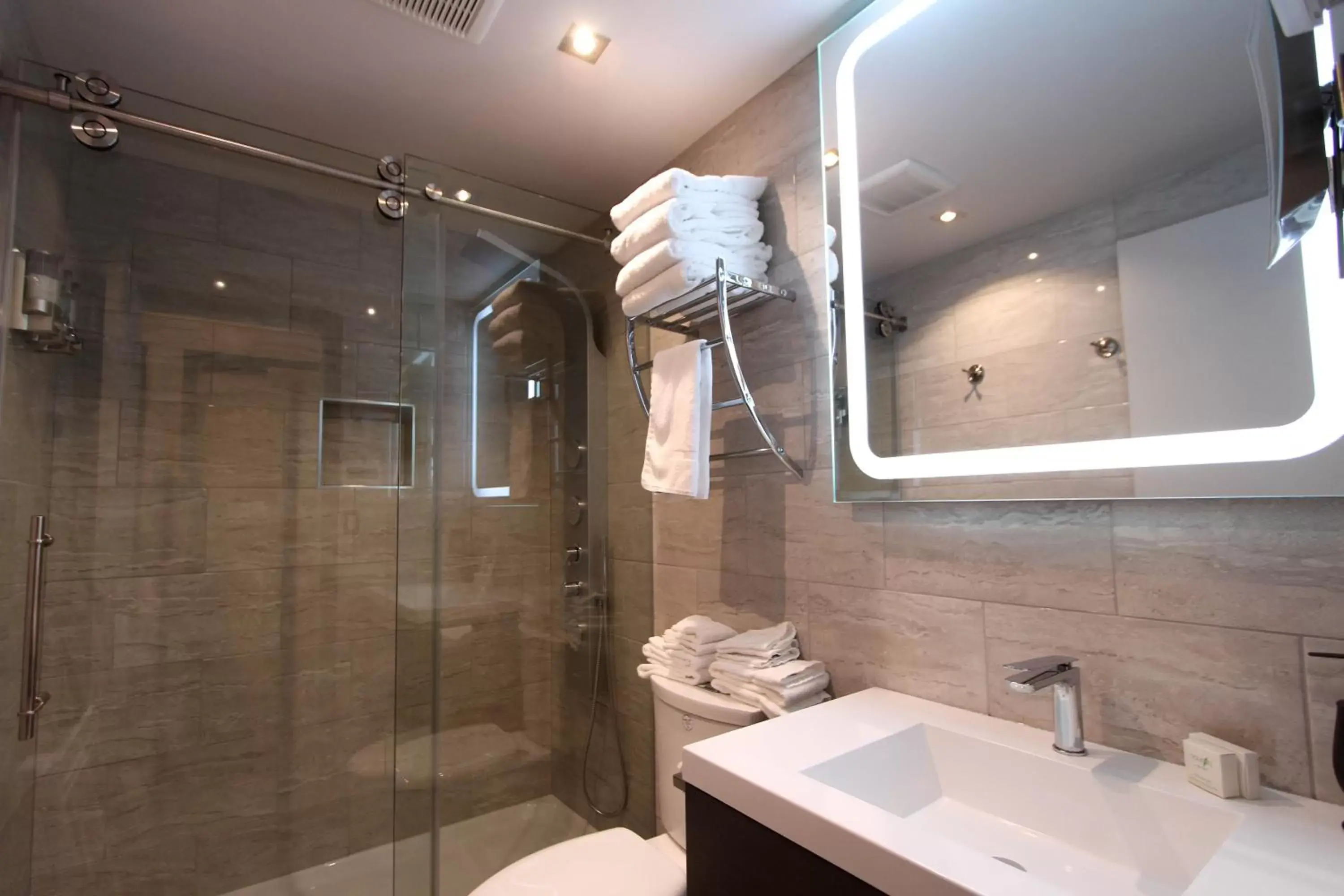Shower, Bathroom in Hôtel Saint-Germain Rimouski