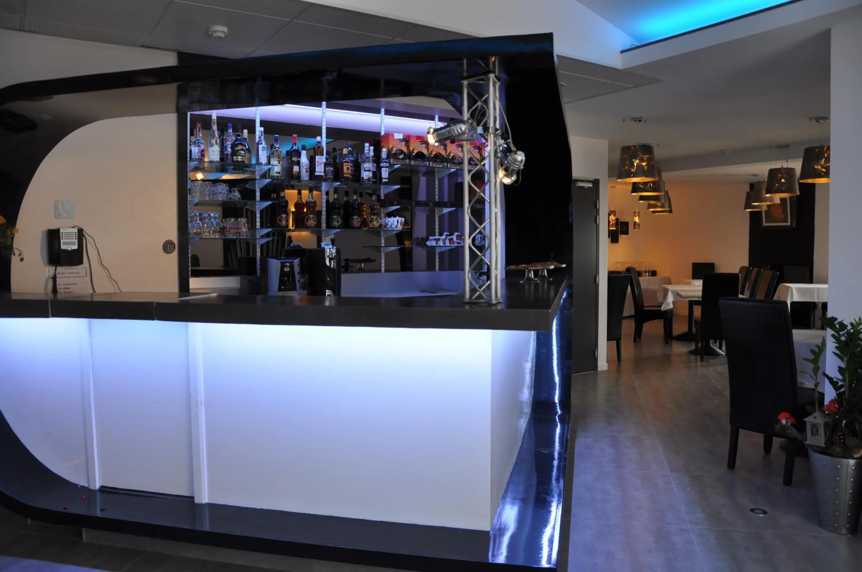 Lounge or bar in The Originals City, Hôtel des Arts, Montauban