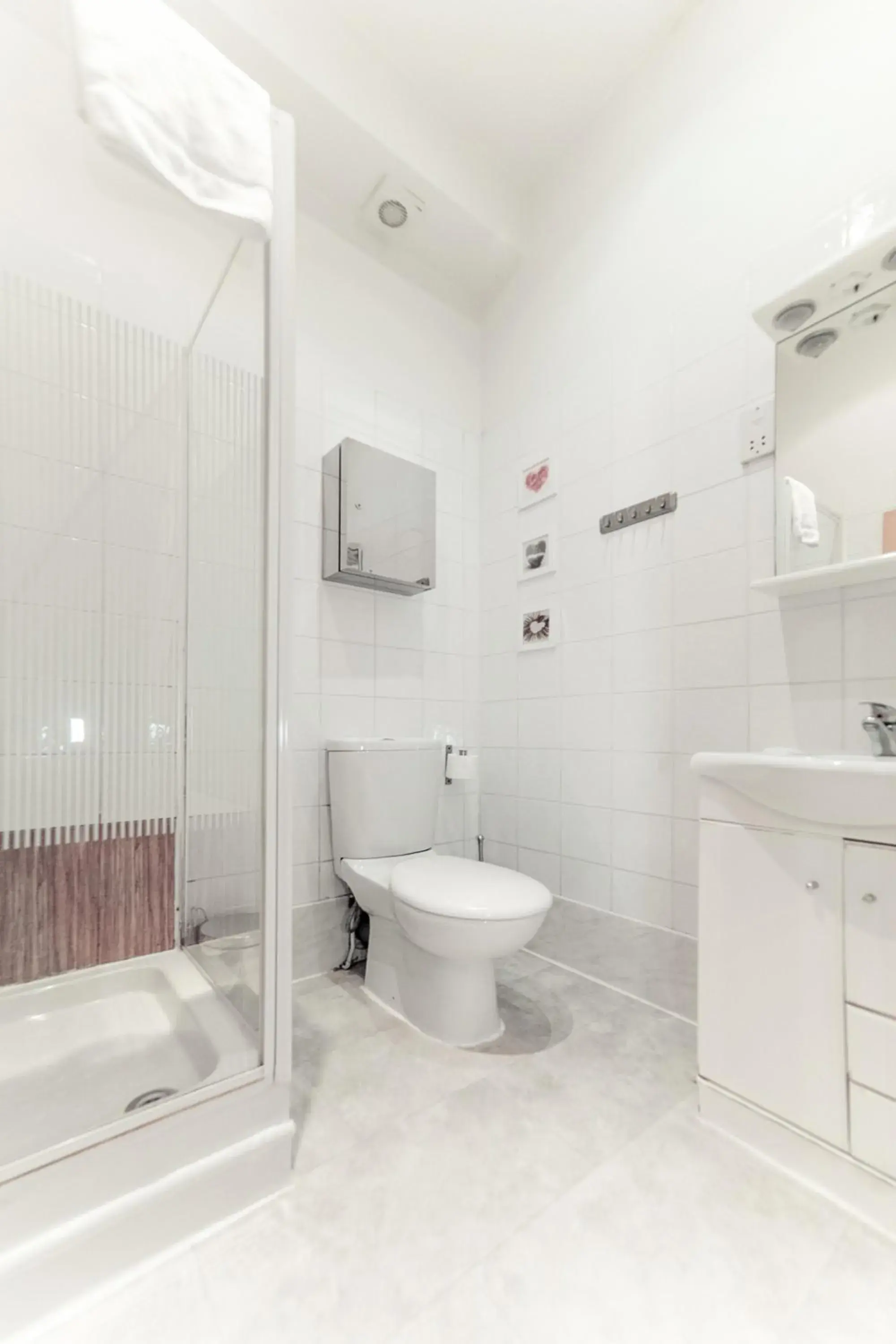 Shower, Bathroom in Imperial Court Studios