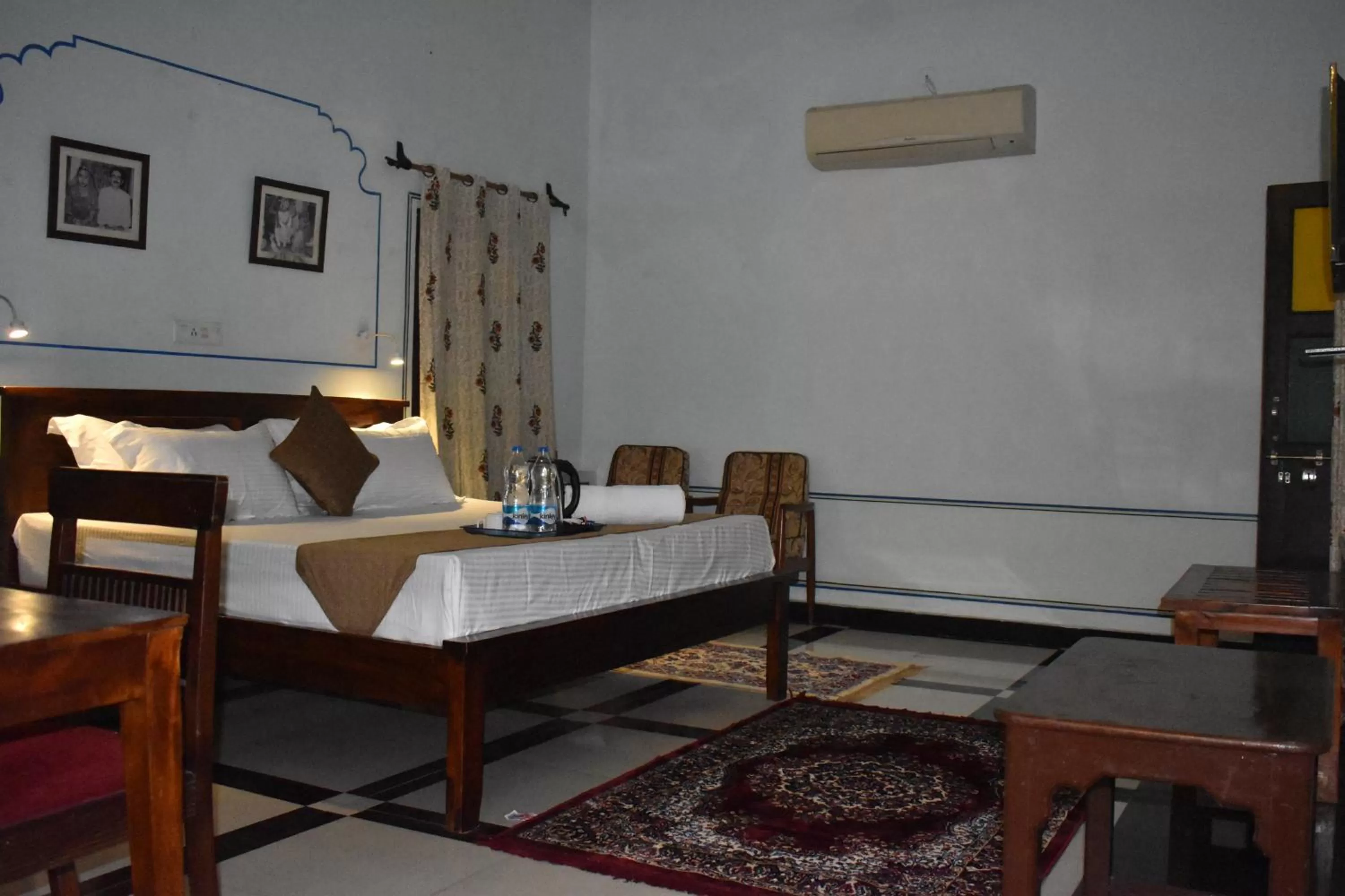 Bedroom, Bed in Hotel Nawal Sagar Palace - Bundi
