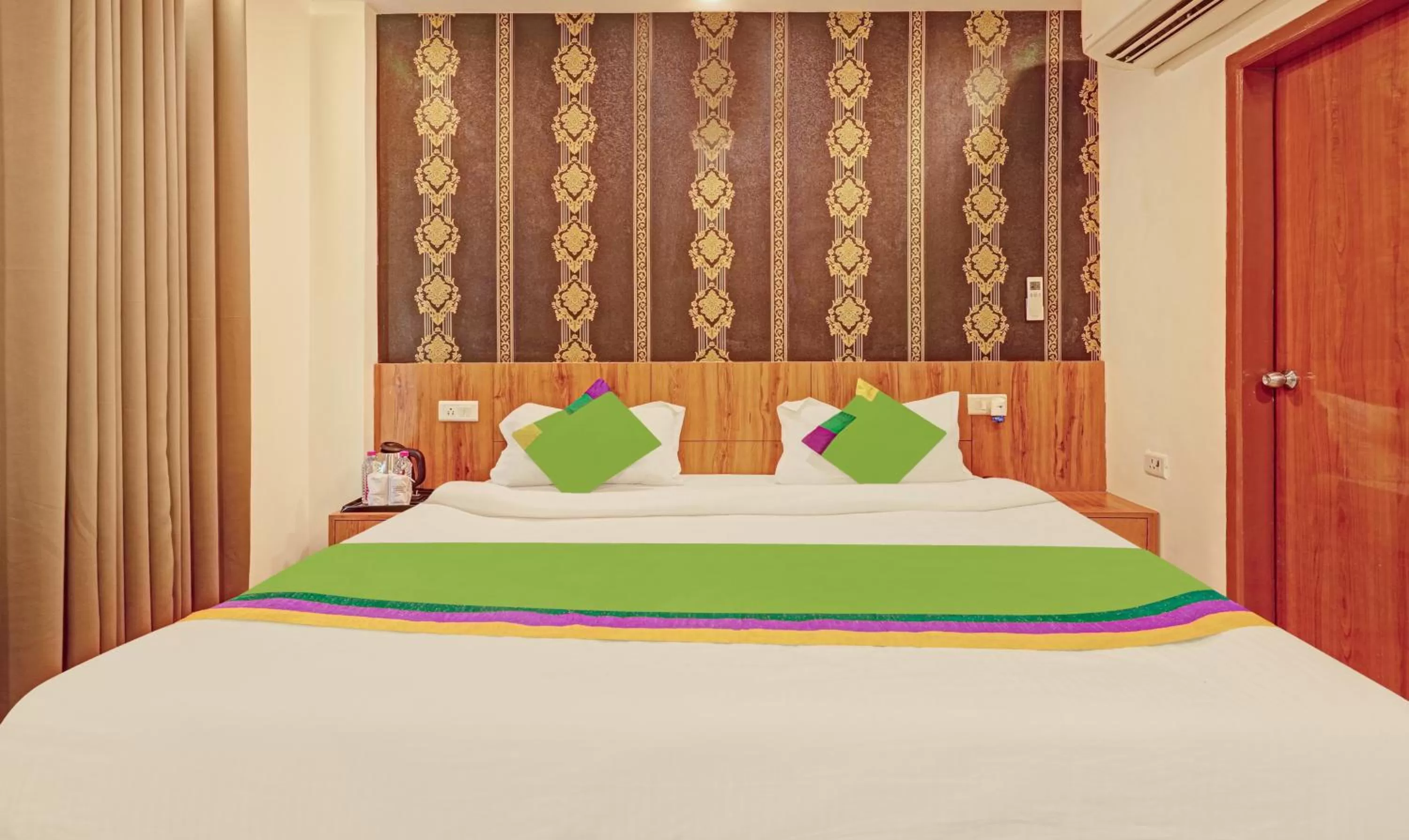 Bed in Treebo Silver Stallion