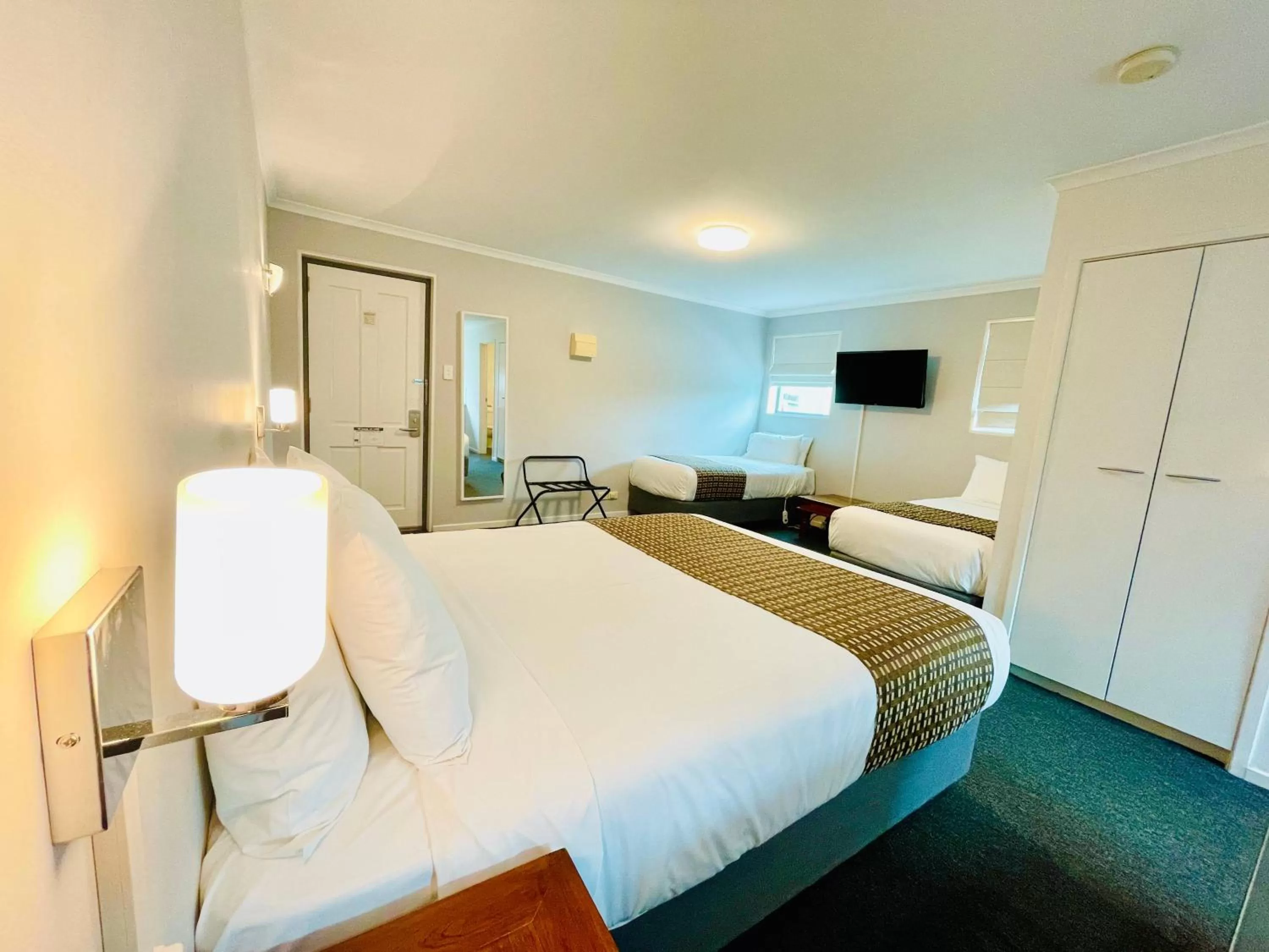 Queen Room with Two Single Beds - Non-Smoking in The Menzies Ballarat