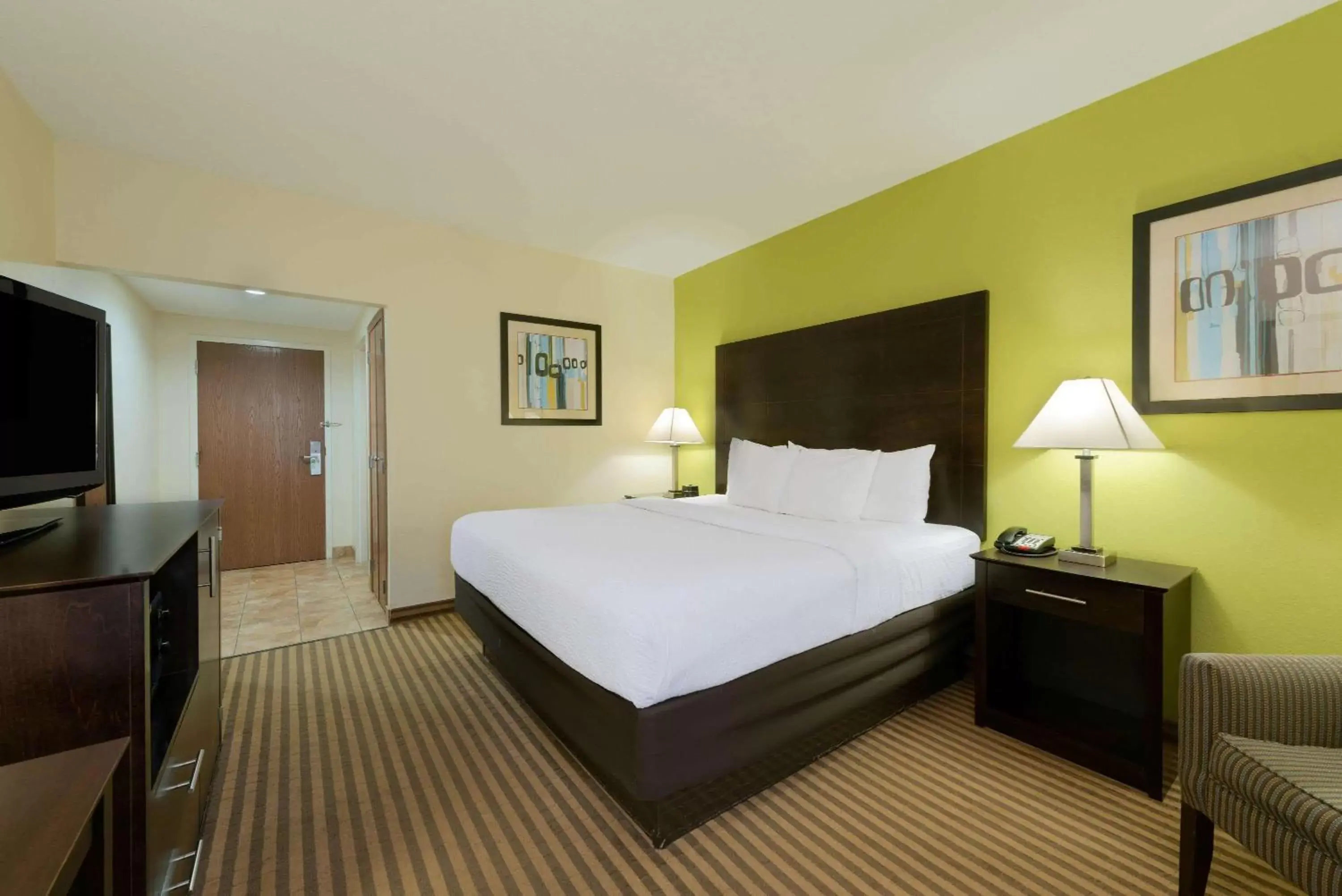 Photo of the whole room, Bed in La Quinta by Wyndham Columbus - Grove City