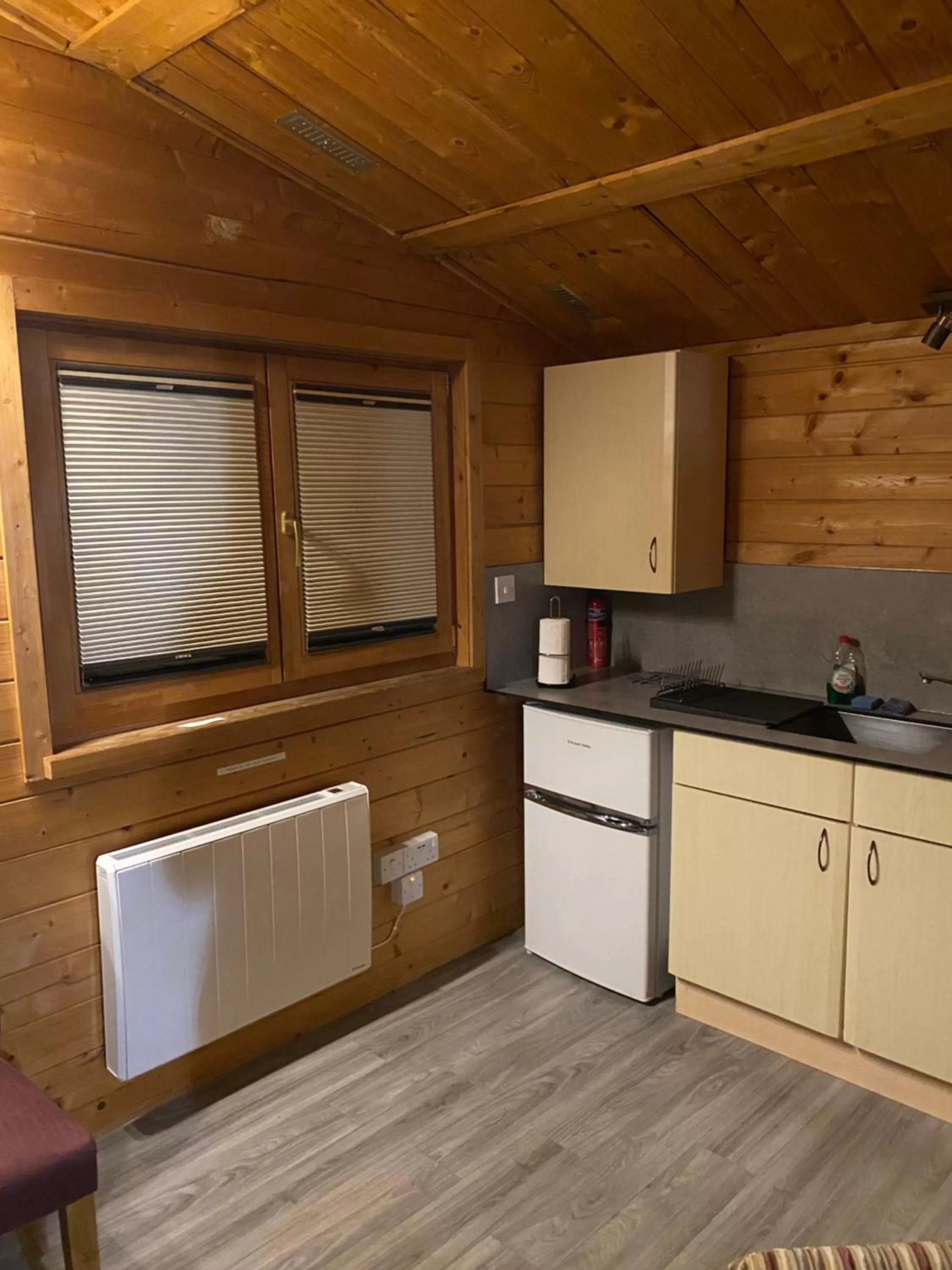 Kitchen or kitchenette in West View Lodge