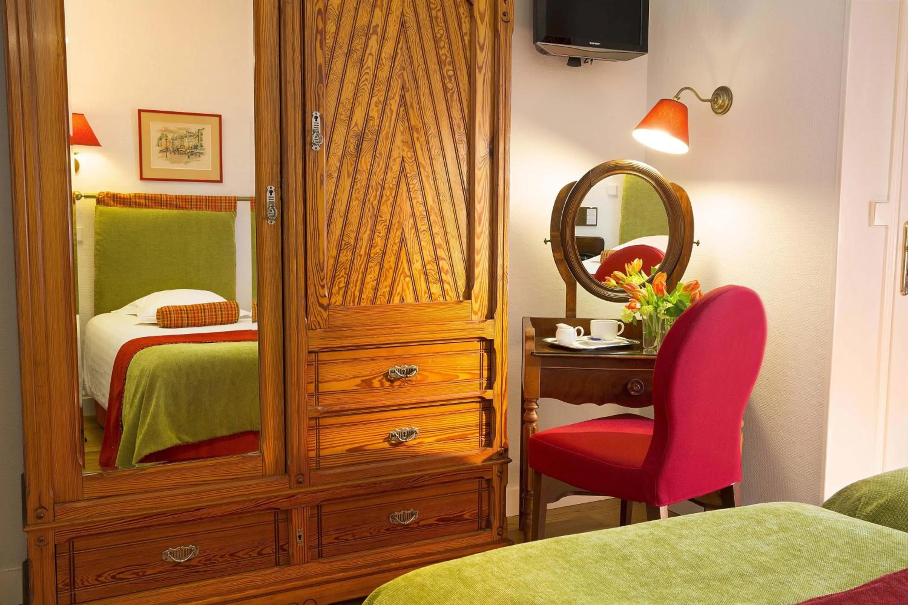 Bedroom, Bed in New Orient Hotel