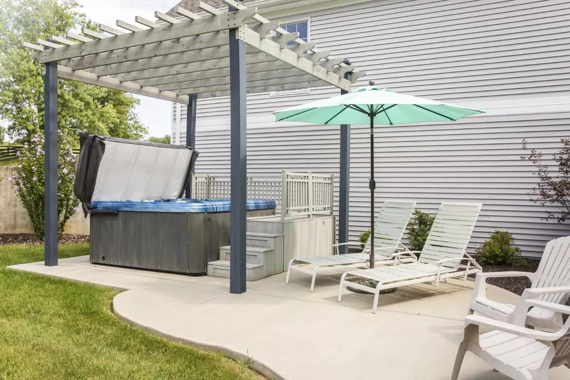 Hot Tub in Pillow and Paddock B&B