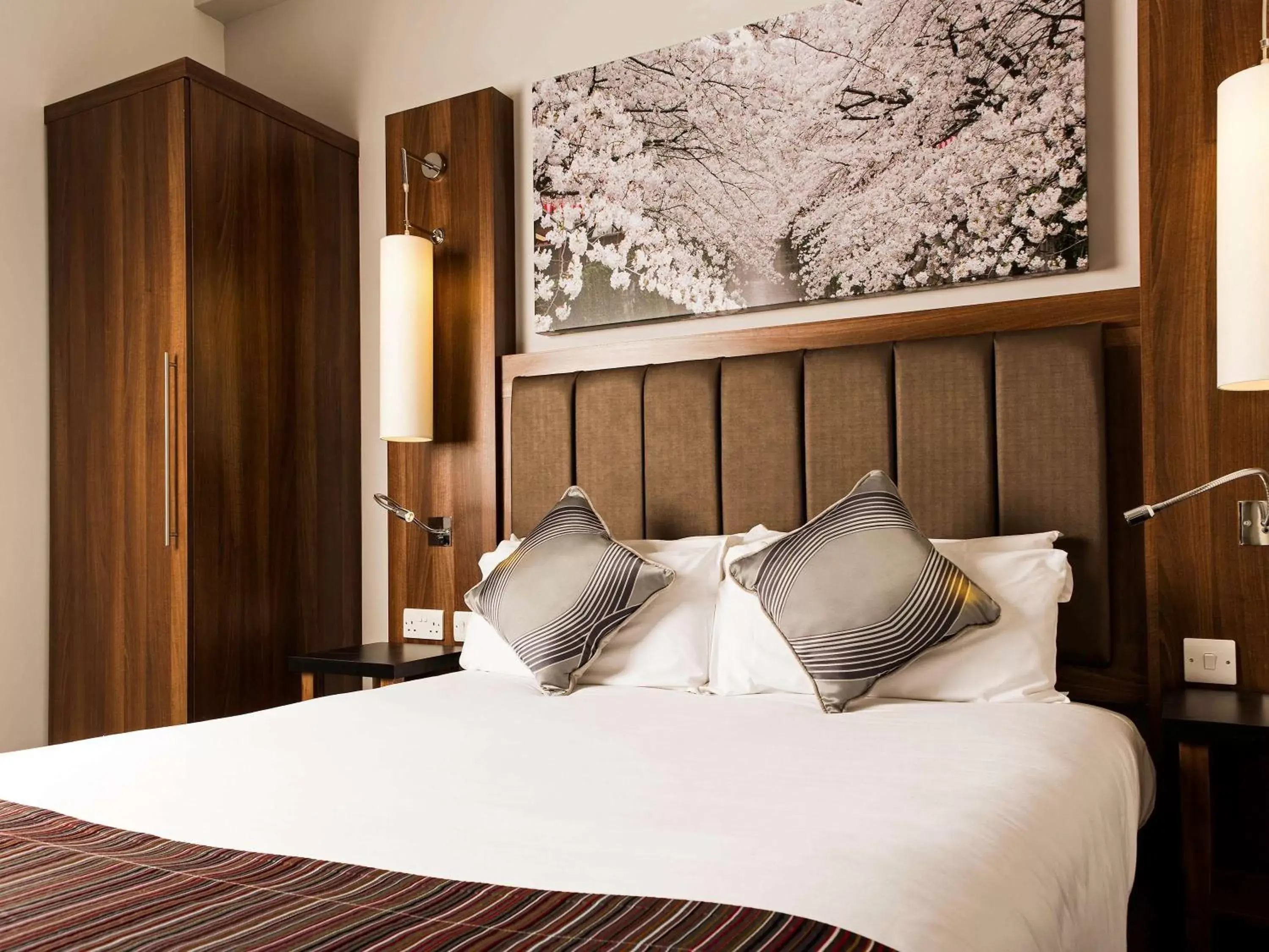 Property building, Bed in Mercure Darlington King's Hotel Property building, Bed in Mercure Darlington King's Hotel