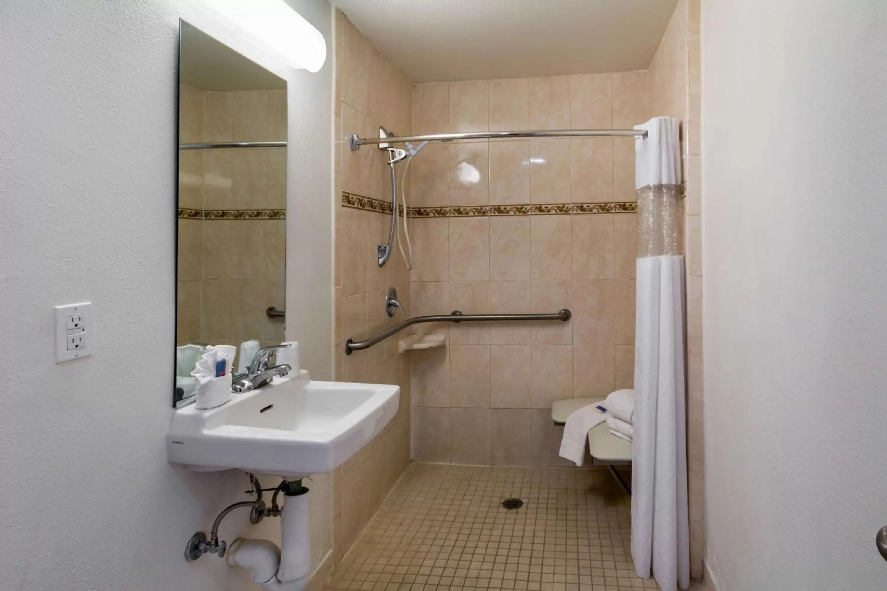 Shower in Motel 6-El Paso, TX - Airport - Fort Bliss