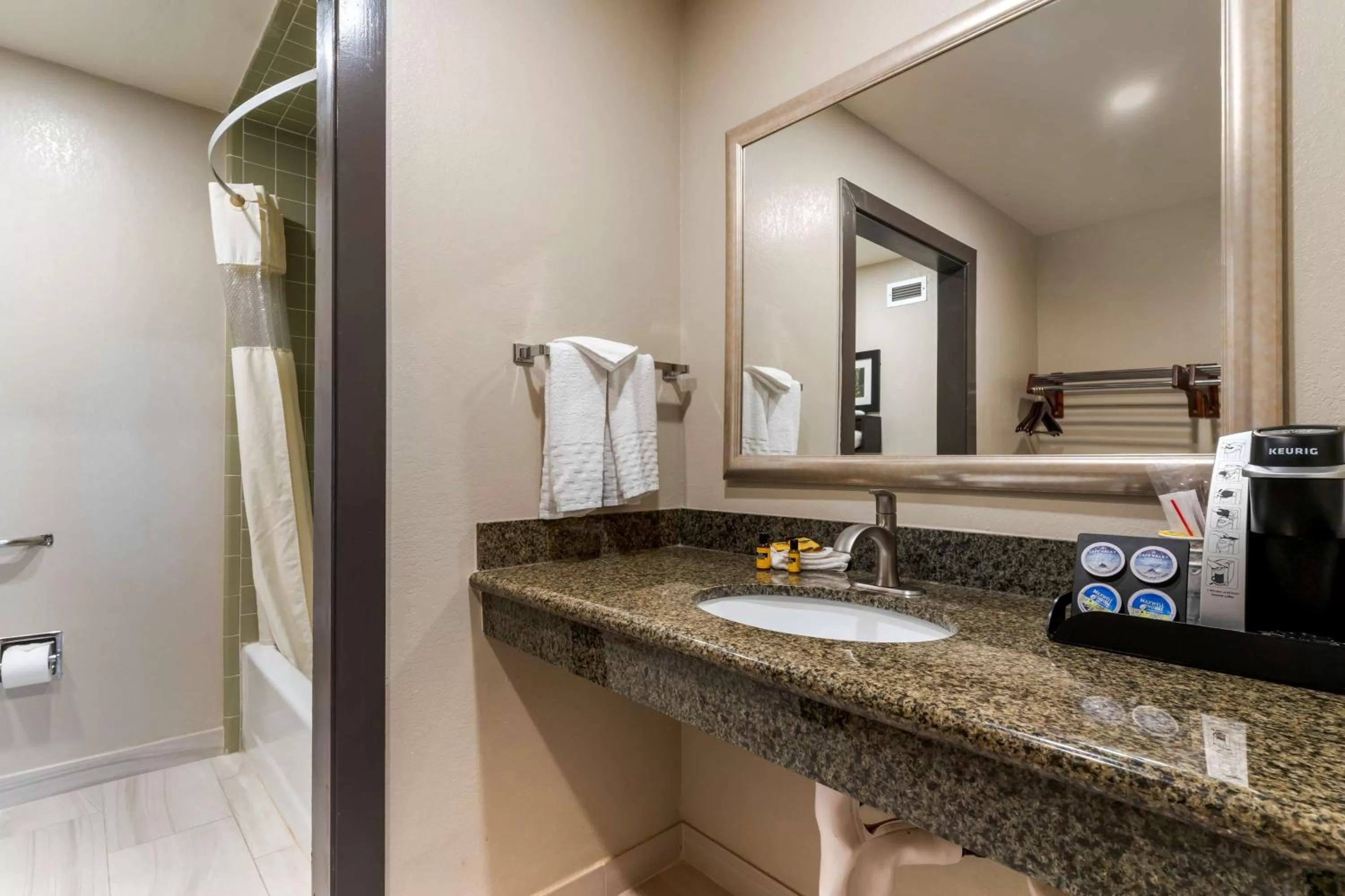 Bedroom in Best Western Plus Forest Park Inn