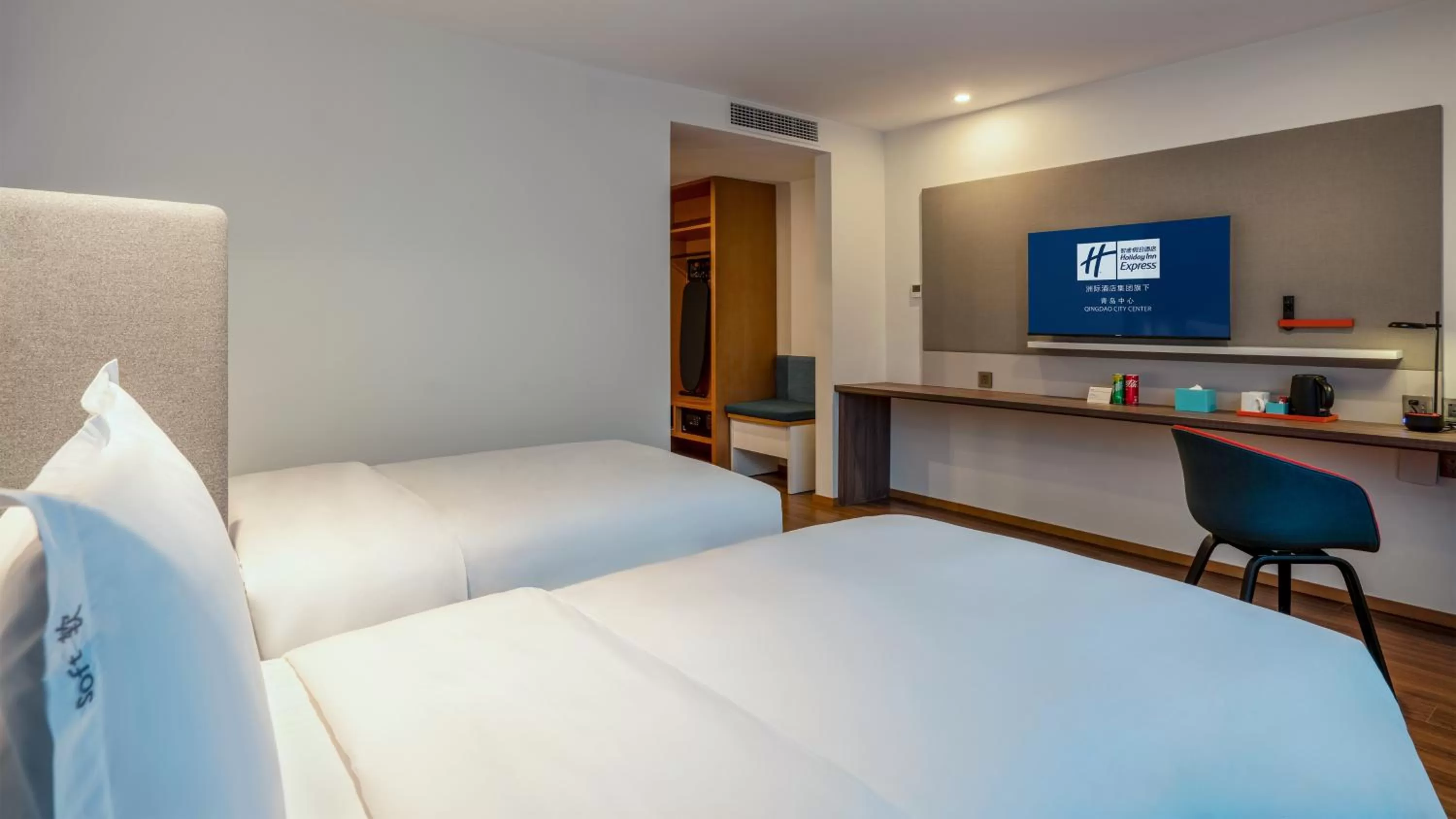 Bed in Holiday Inn Express Qingdao City Center by IHG