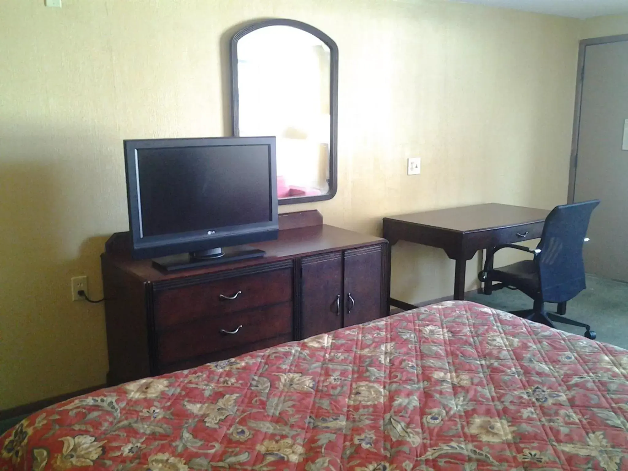 Bed, TV/Entertainment Center in Xenia Country Inn