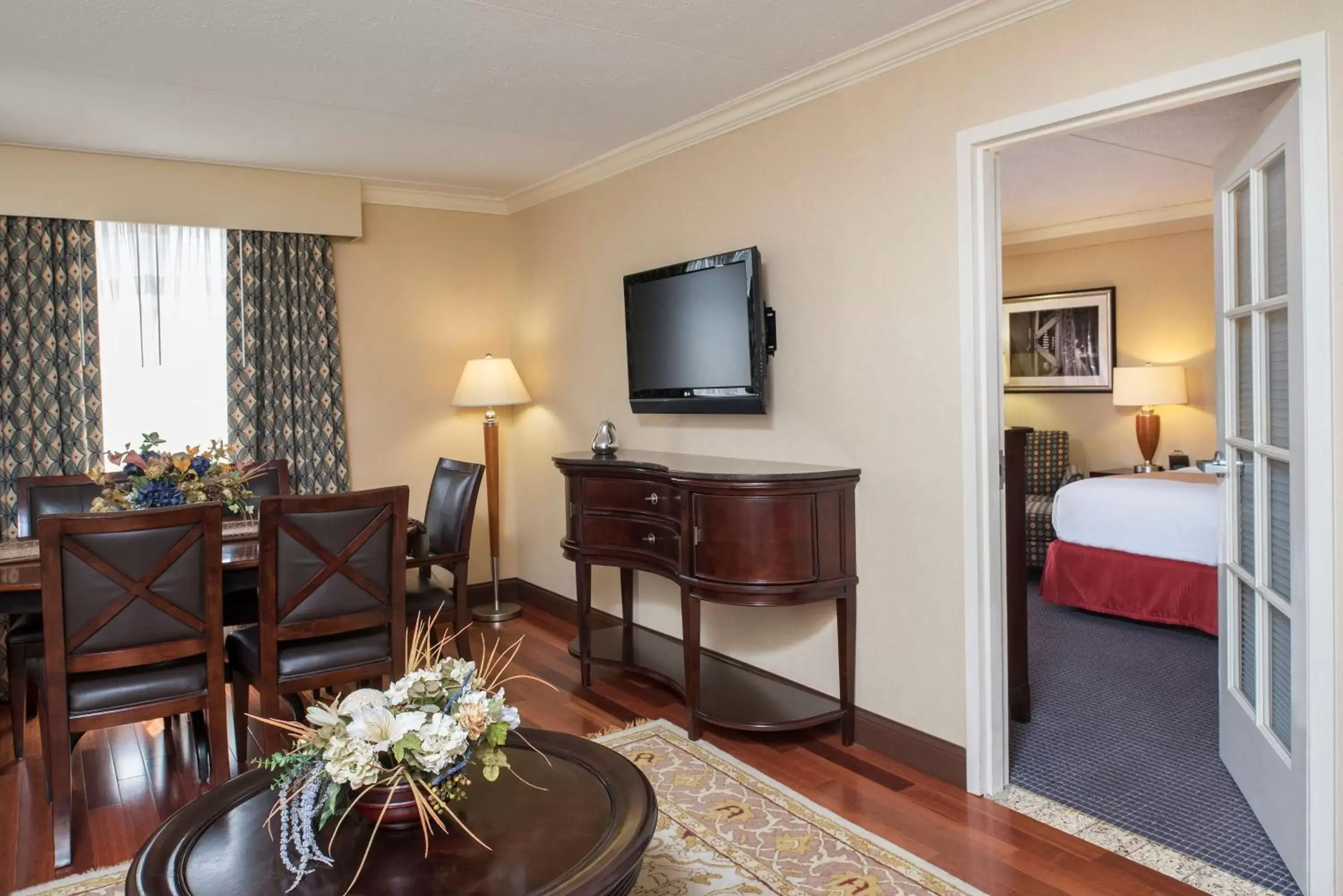 Living room, TV/Entertainment Center in DoubleTree by Hilton Hotel Grand Rapids Airport