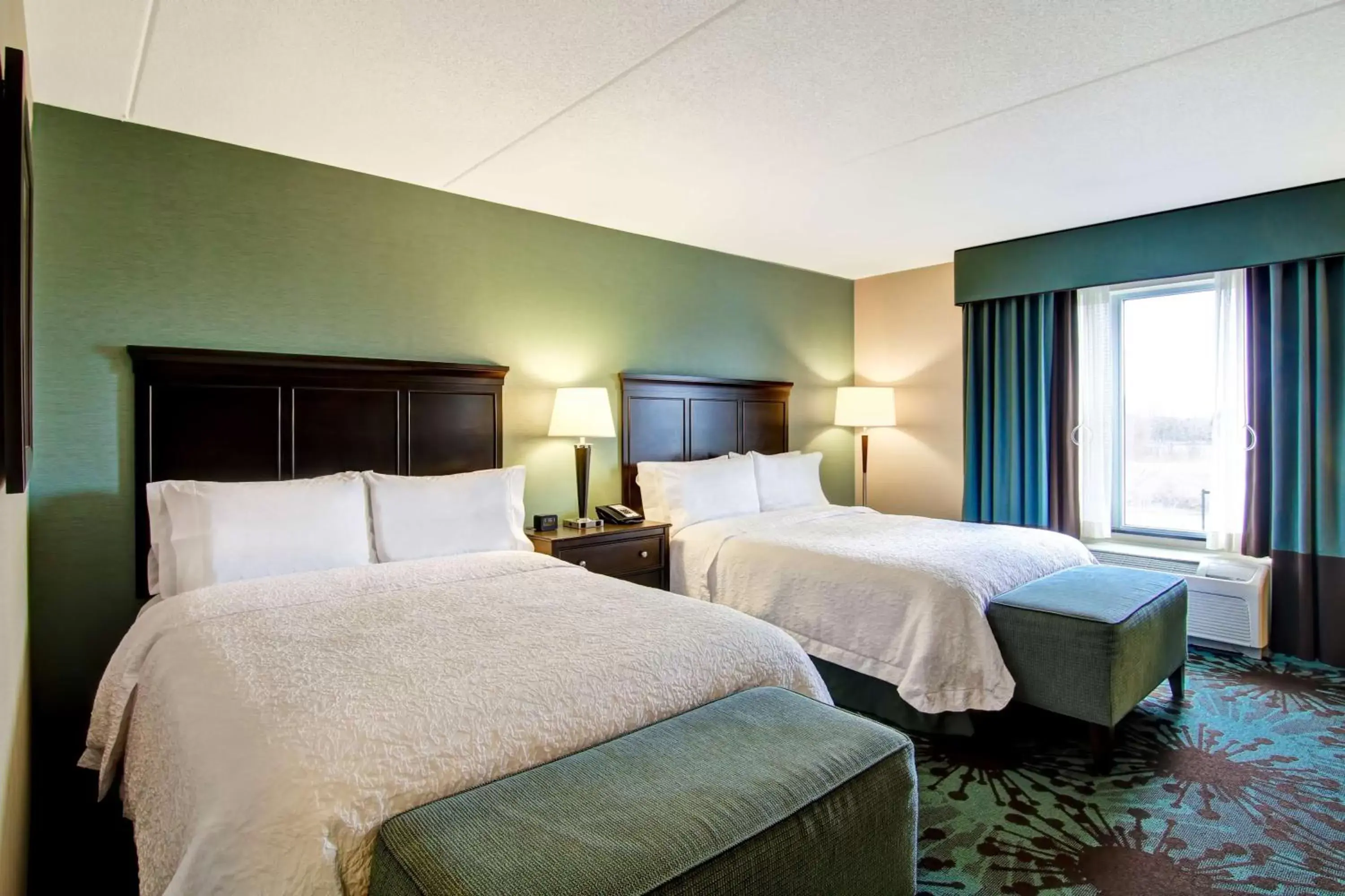 Bed in Hampton Inn by Hilton Toronto Airport Corporate Centre