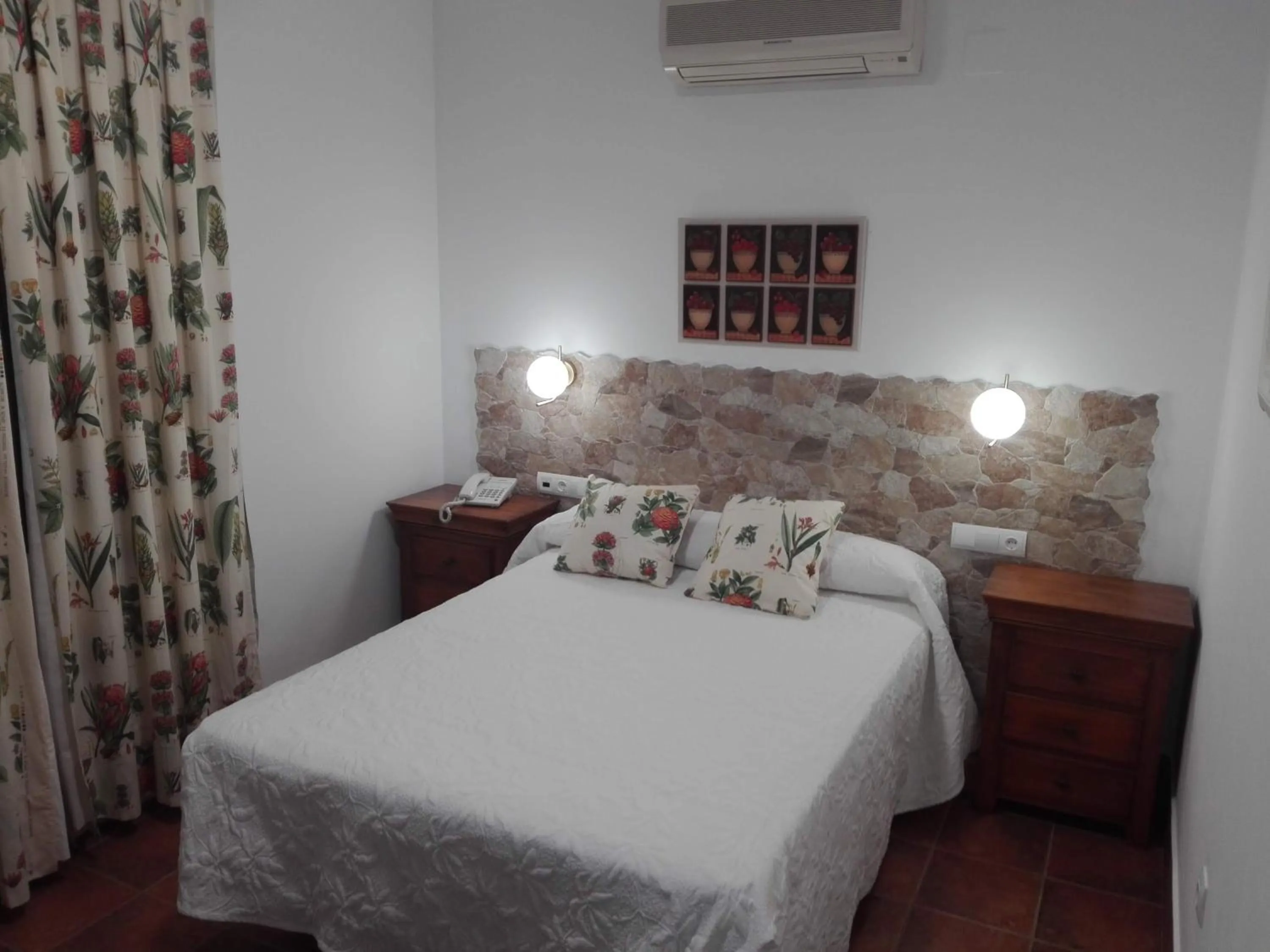 Photo of the whole room, Bed in Hotel Valsequillo