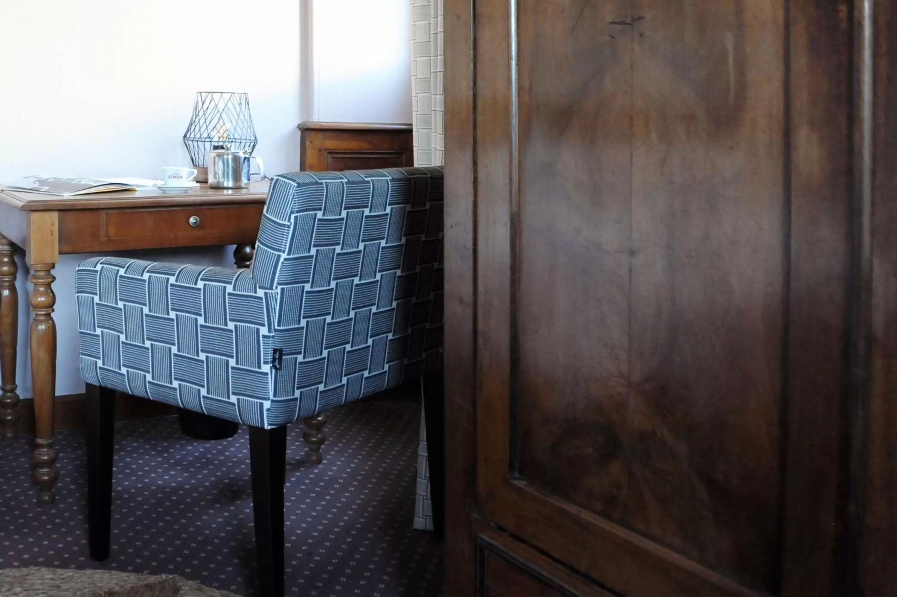 Seating area in Logis Hôtel du Chêne
