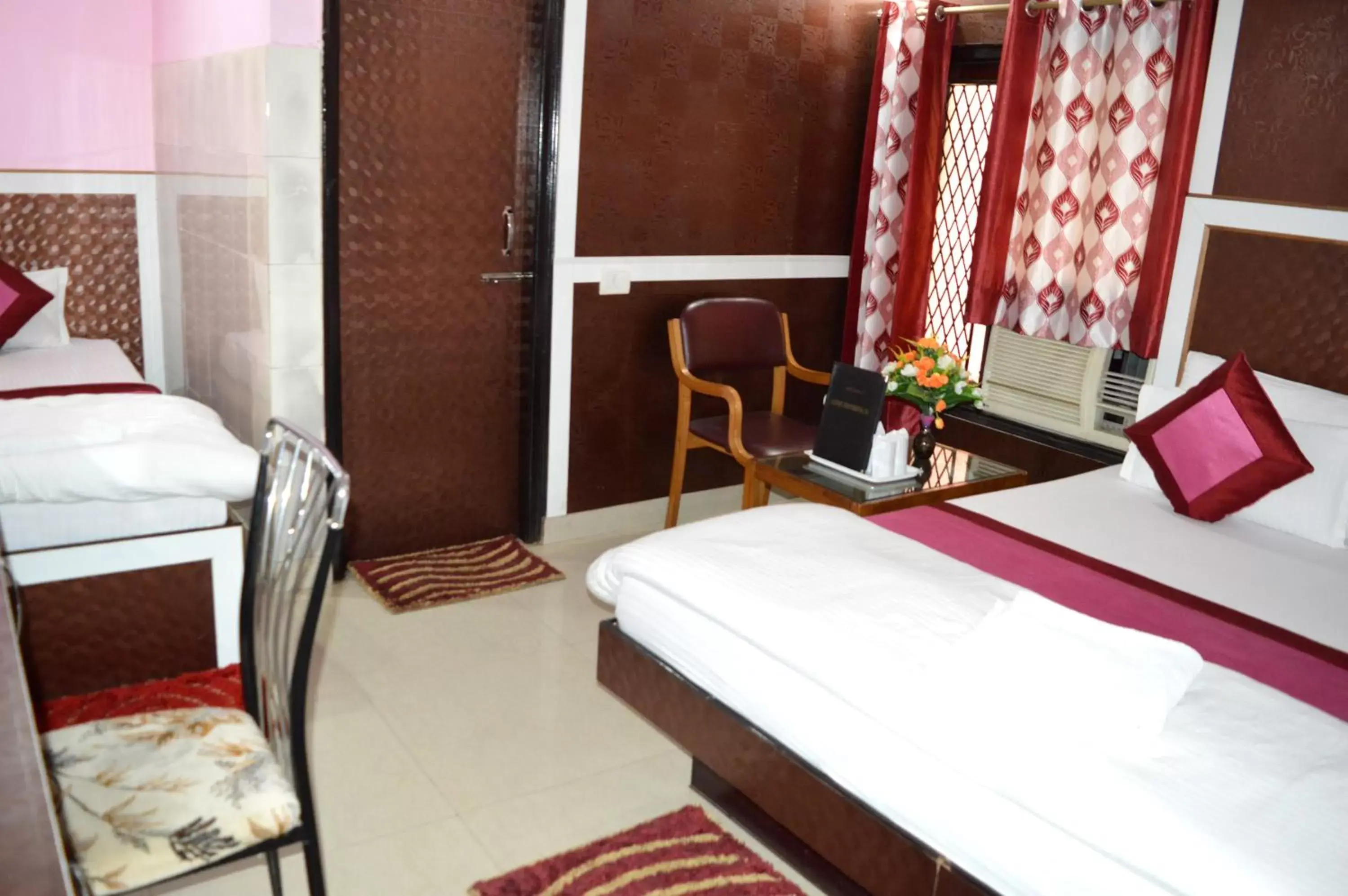 Photo of the whole room, Bed in Hotel Su Shree Continental 5 Minutes Walk From New Delhi Railway Station