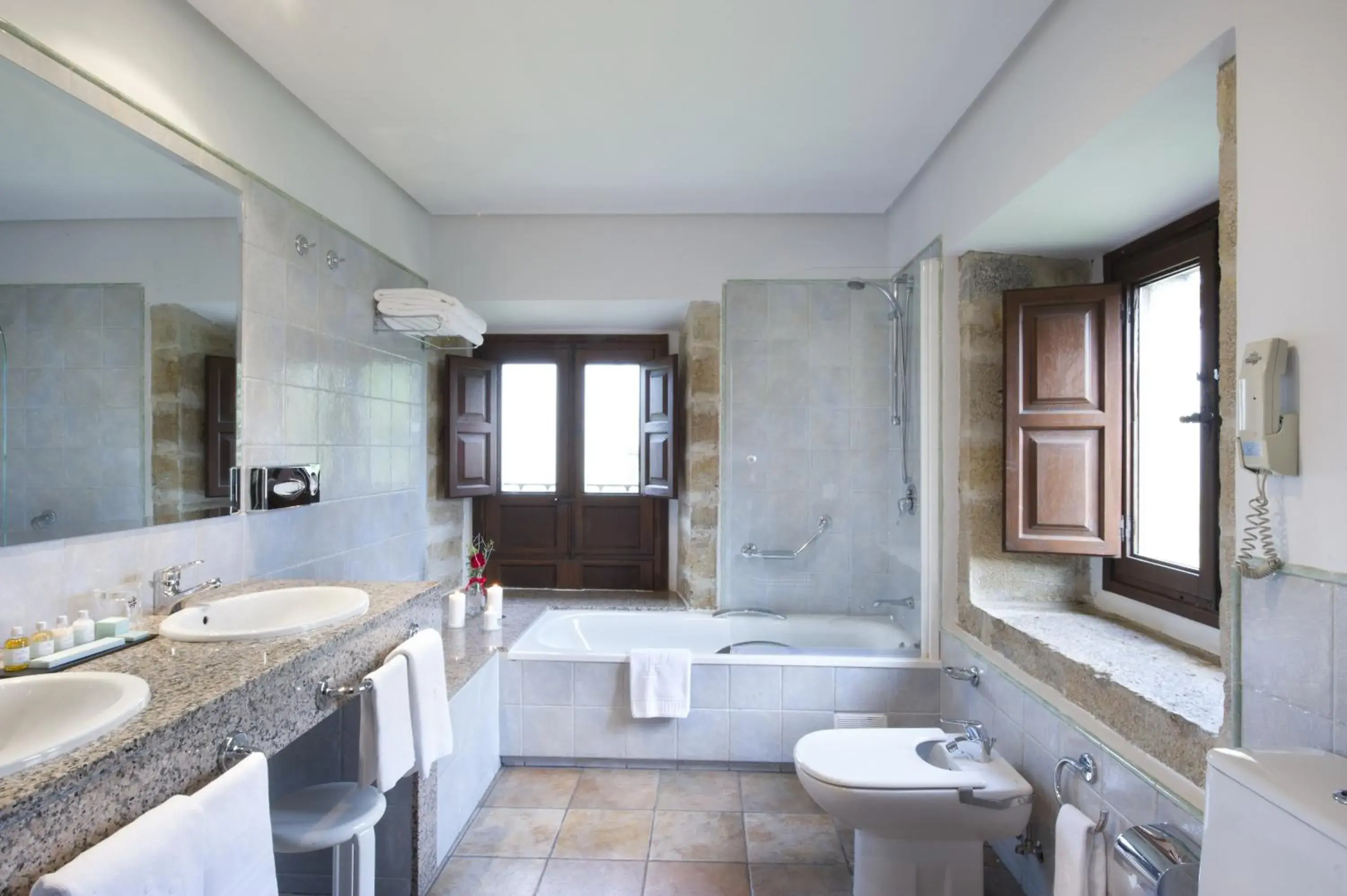 Bathroom in Parador de Cangas de Onís Bathroom in Parador de Cangas de Onís