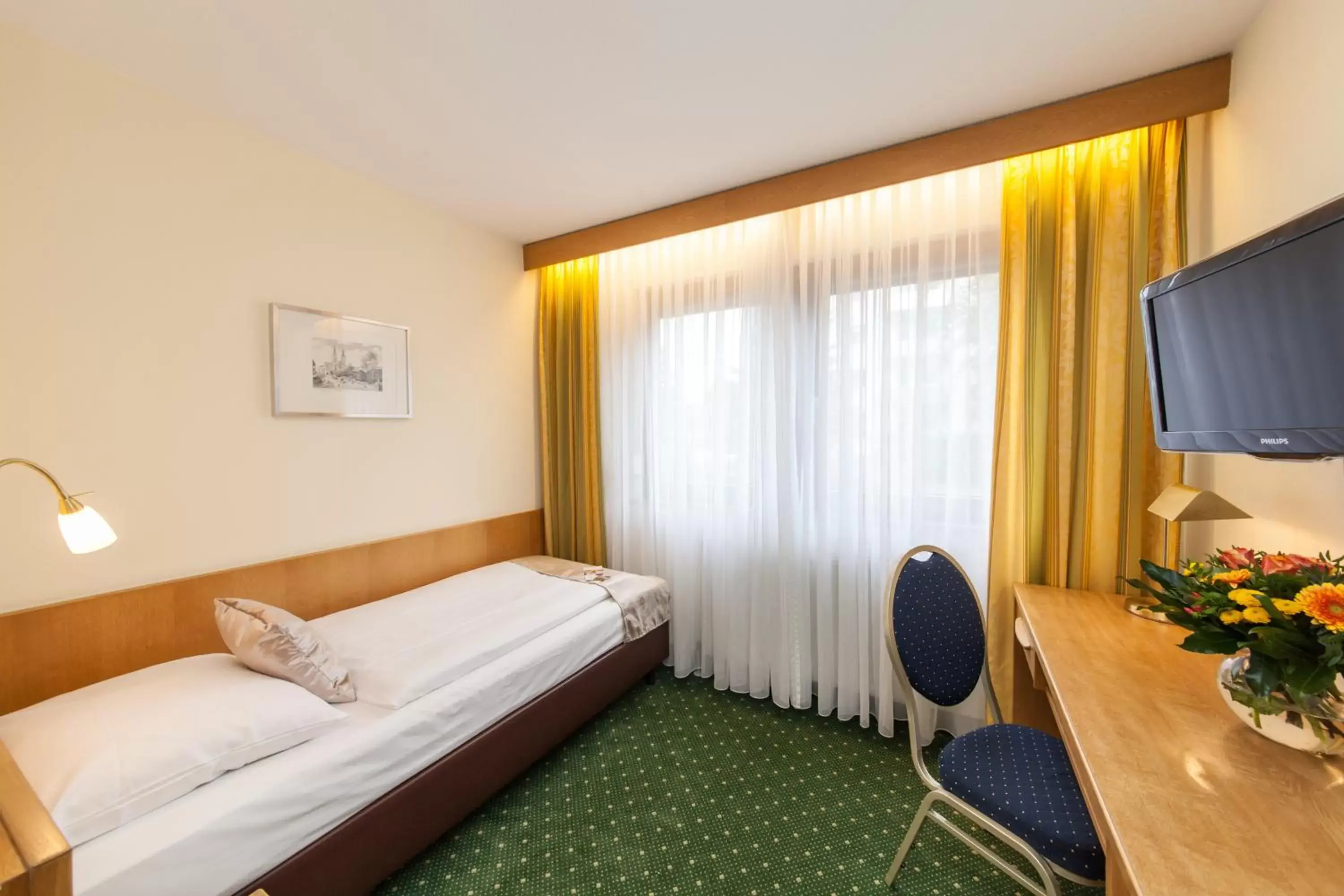 Photo of the whole room, Bed in Novum Hotel Strohgäu