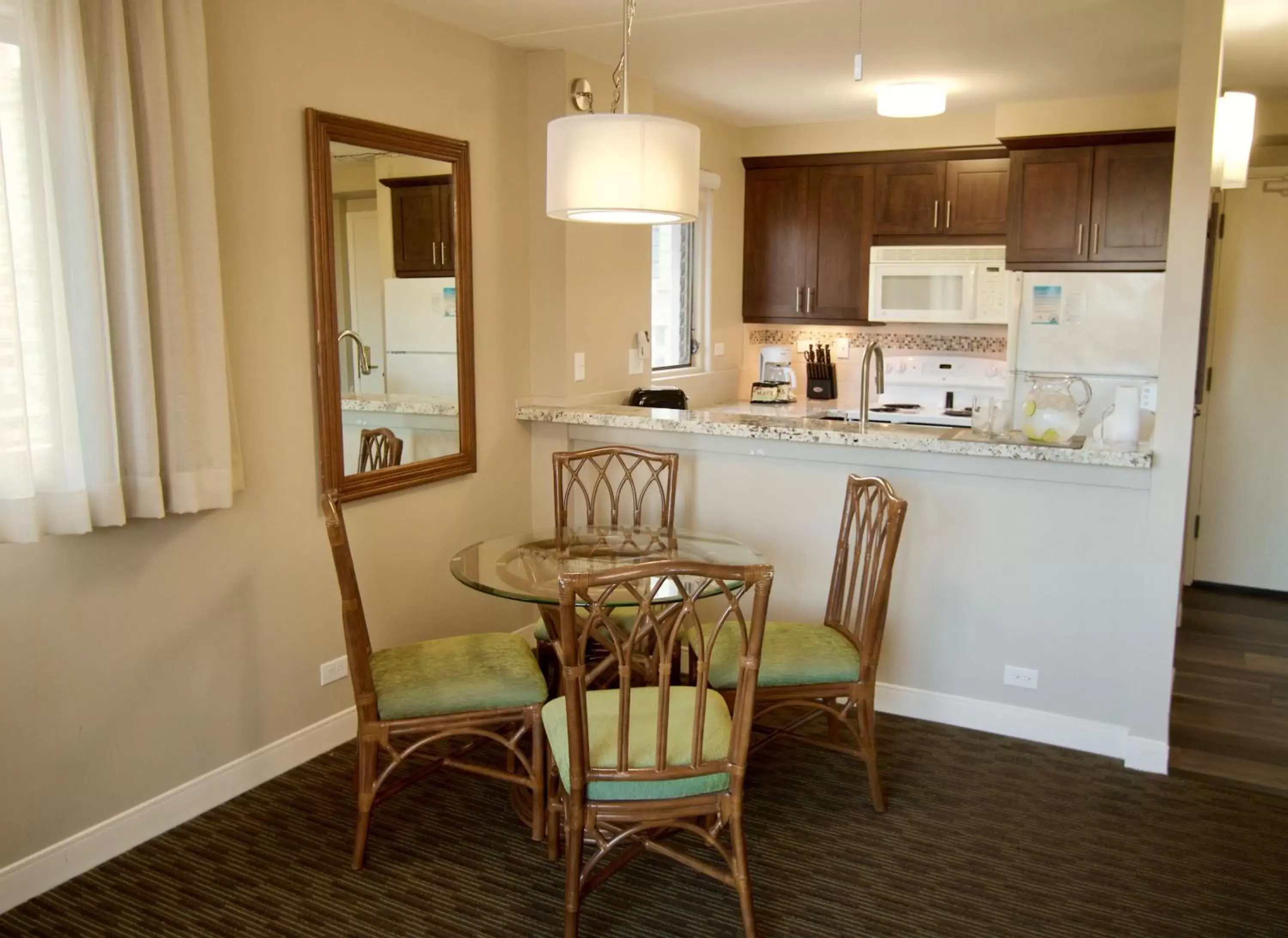 Dining area, Kitchen/Kitchenette in Royal Kuhio Resort