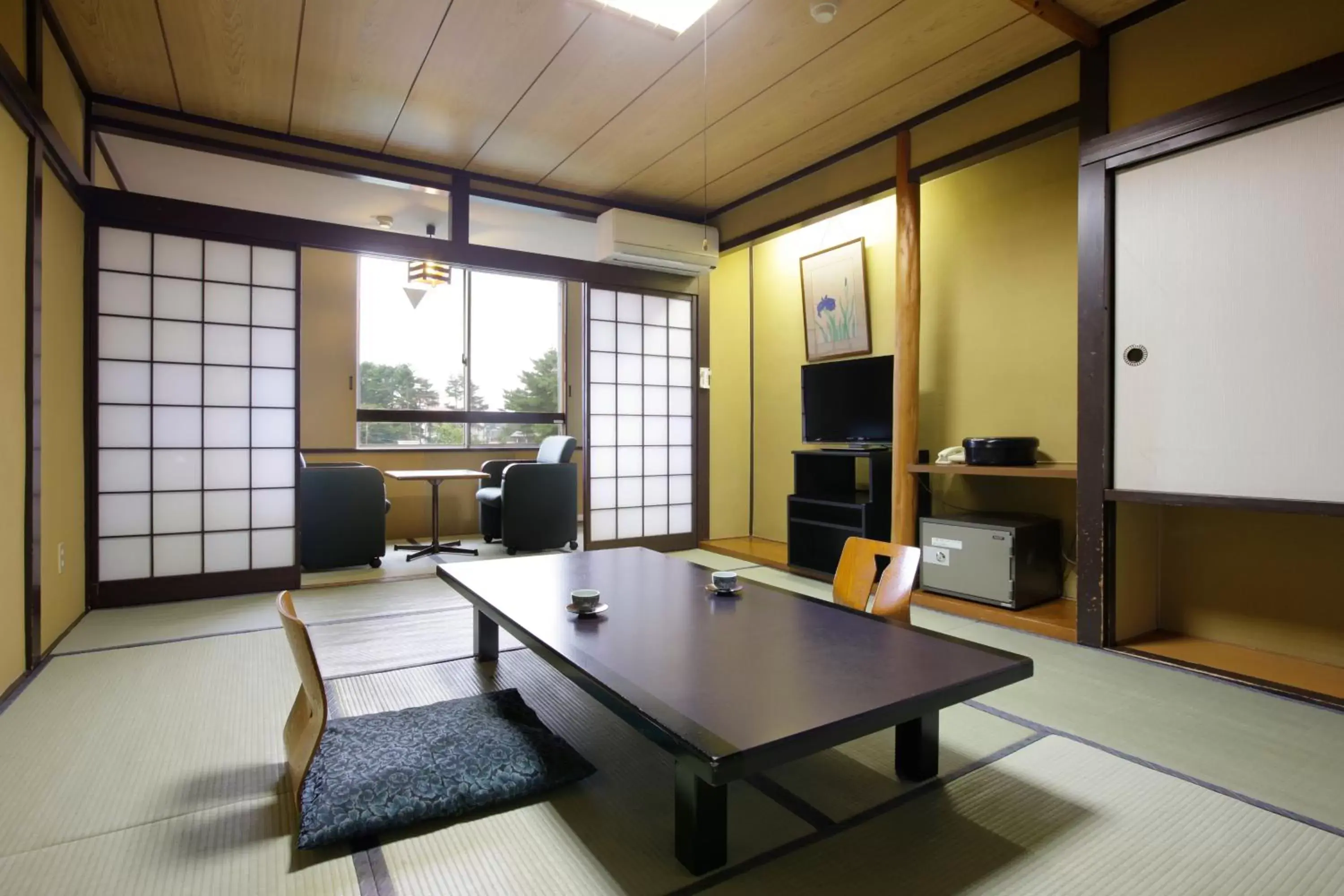 Photo of the whole room, Seating Area in Royal Hotel Kawaguchiko