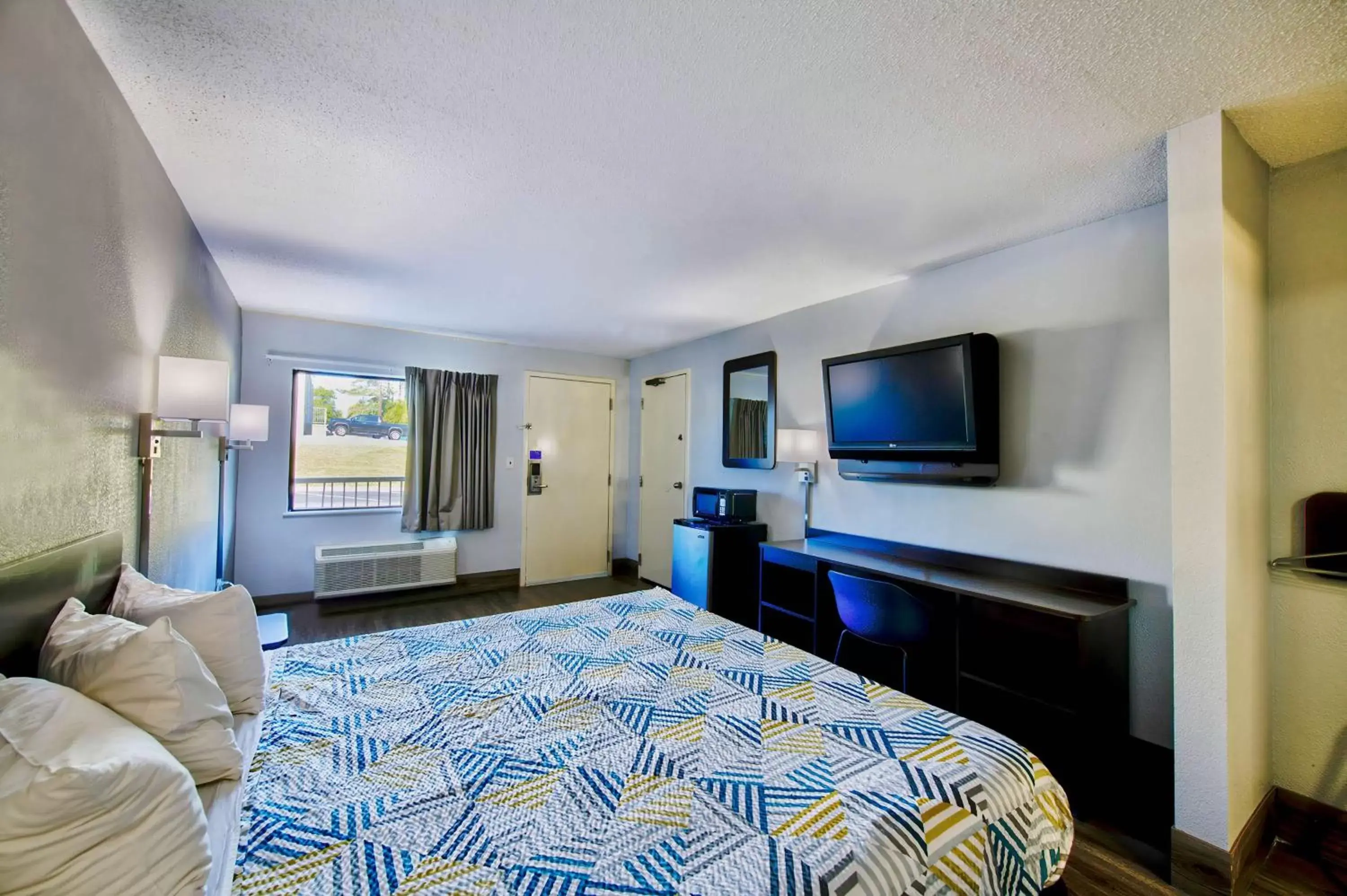 Bedroom, Bed in Motel 6 Birmingham, AL - Medical Center