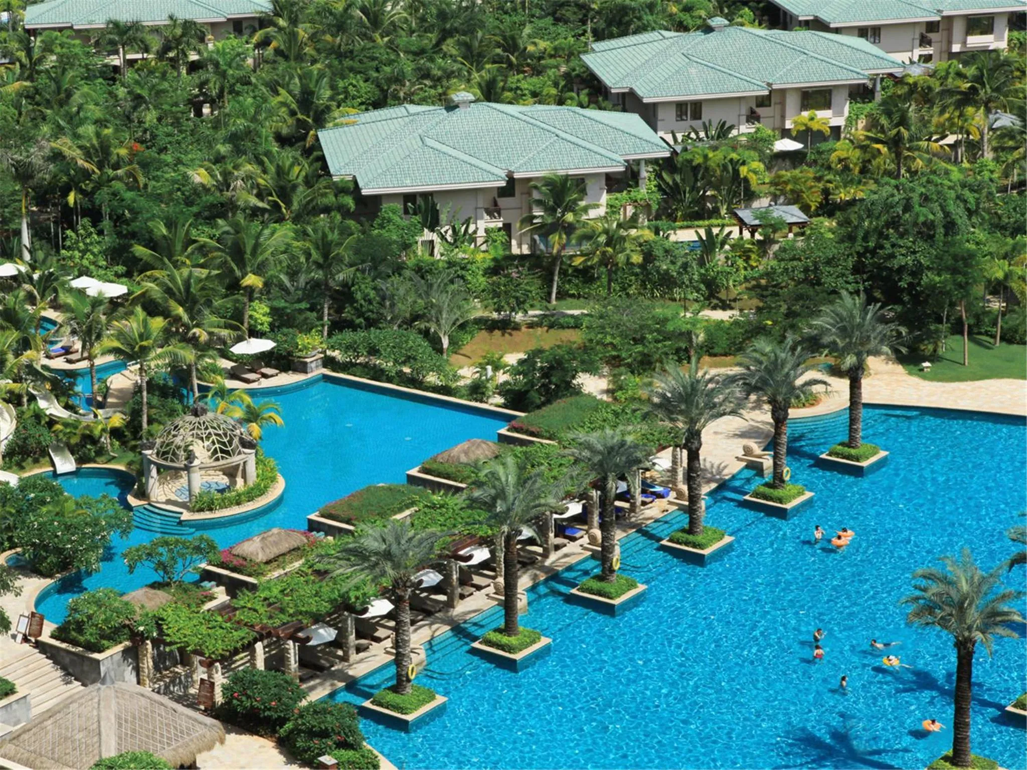 Swimming pool in Howard Johnson Resort Sanya Bay