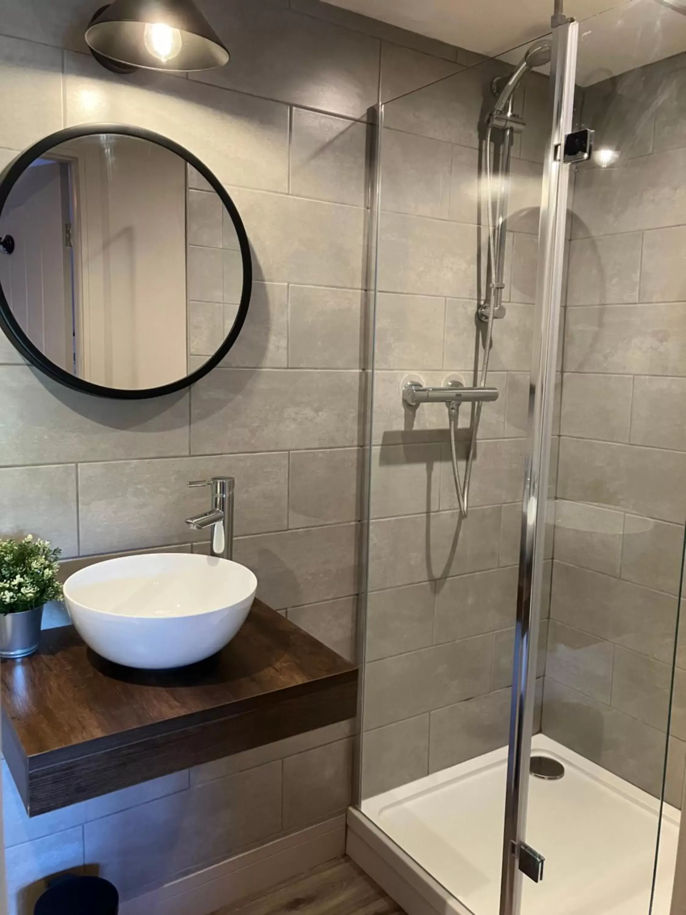 Shower, Bathroom in Reubens Congleton
