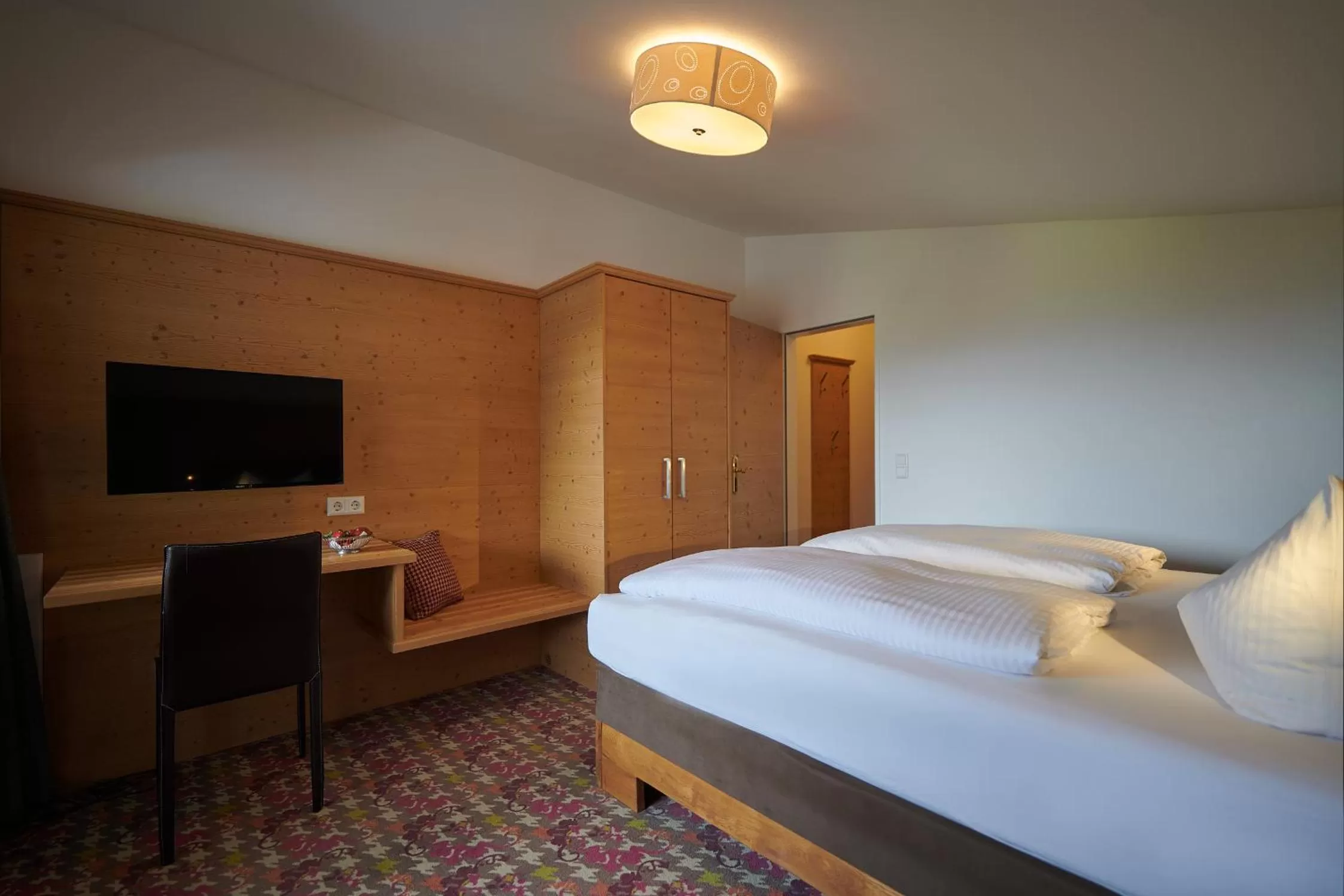 Shower, Bed in Hotel Bannwaldsee