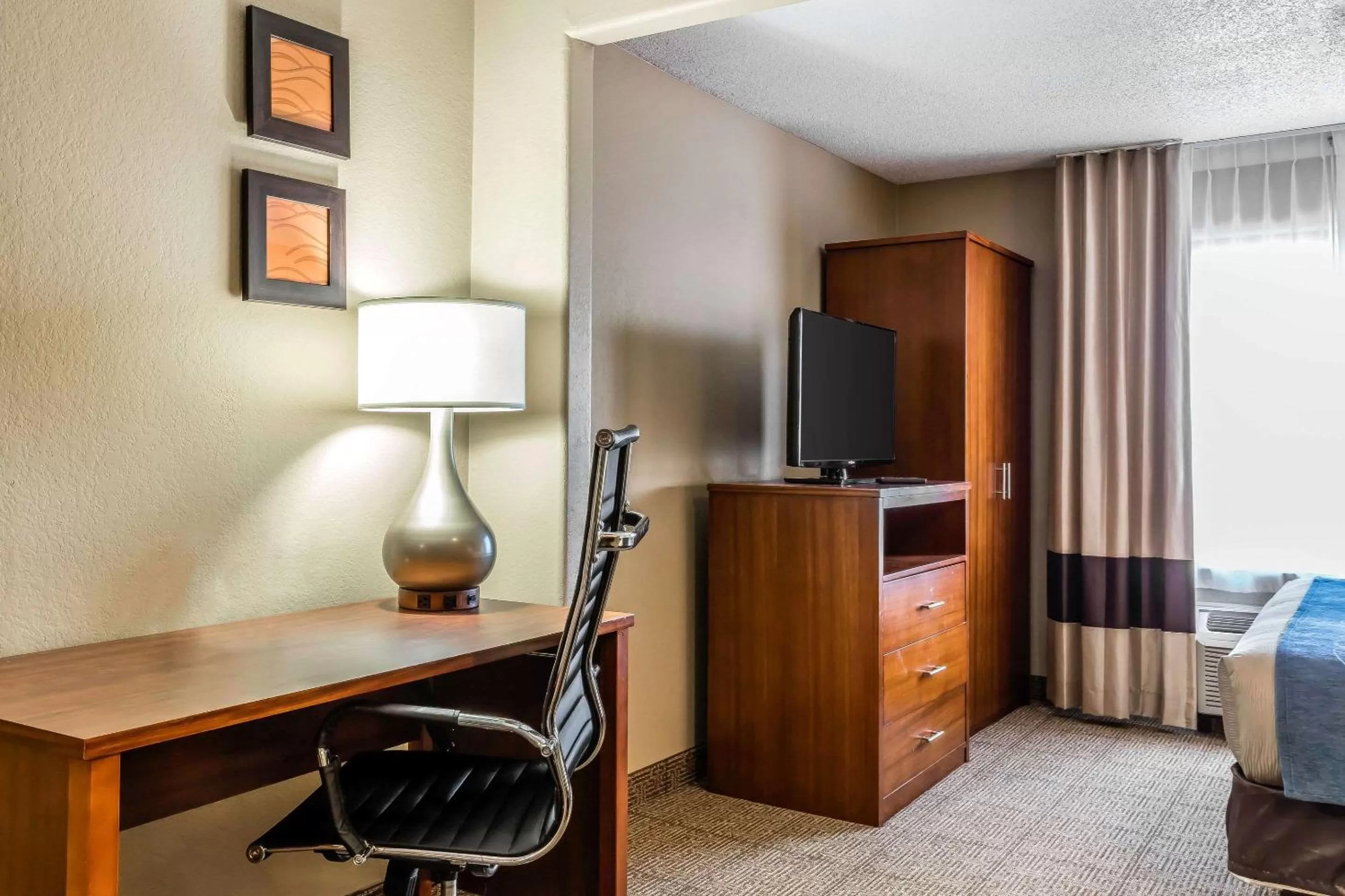 Photo of the whole room, Bed in Comfort Inn & Suites Airport-American Way