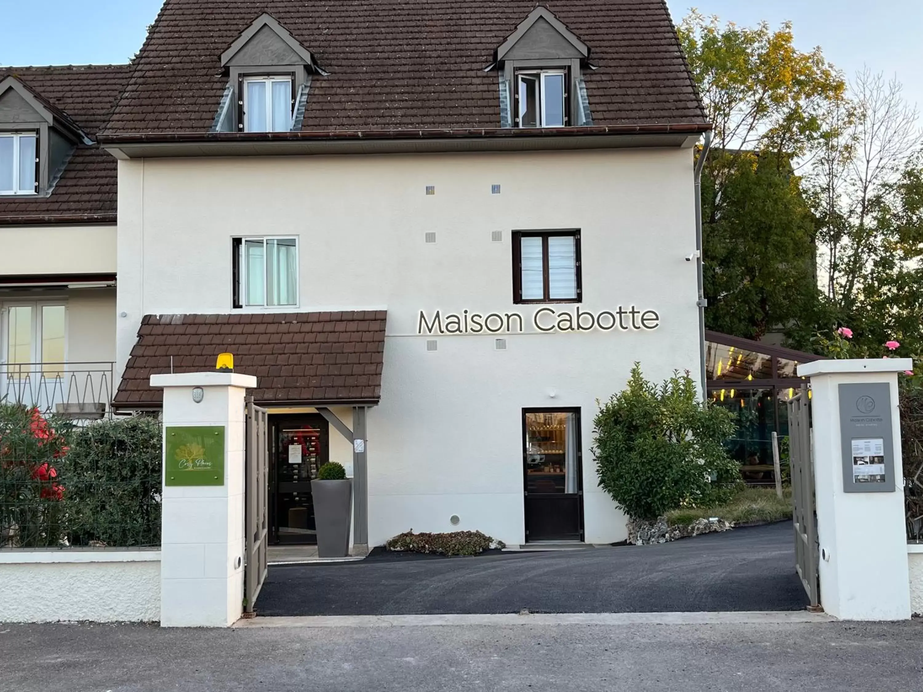 Property Building in Maison Cabotte