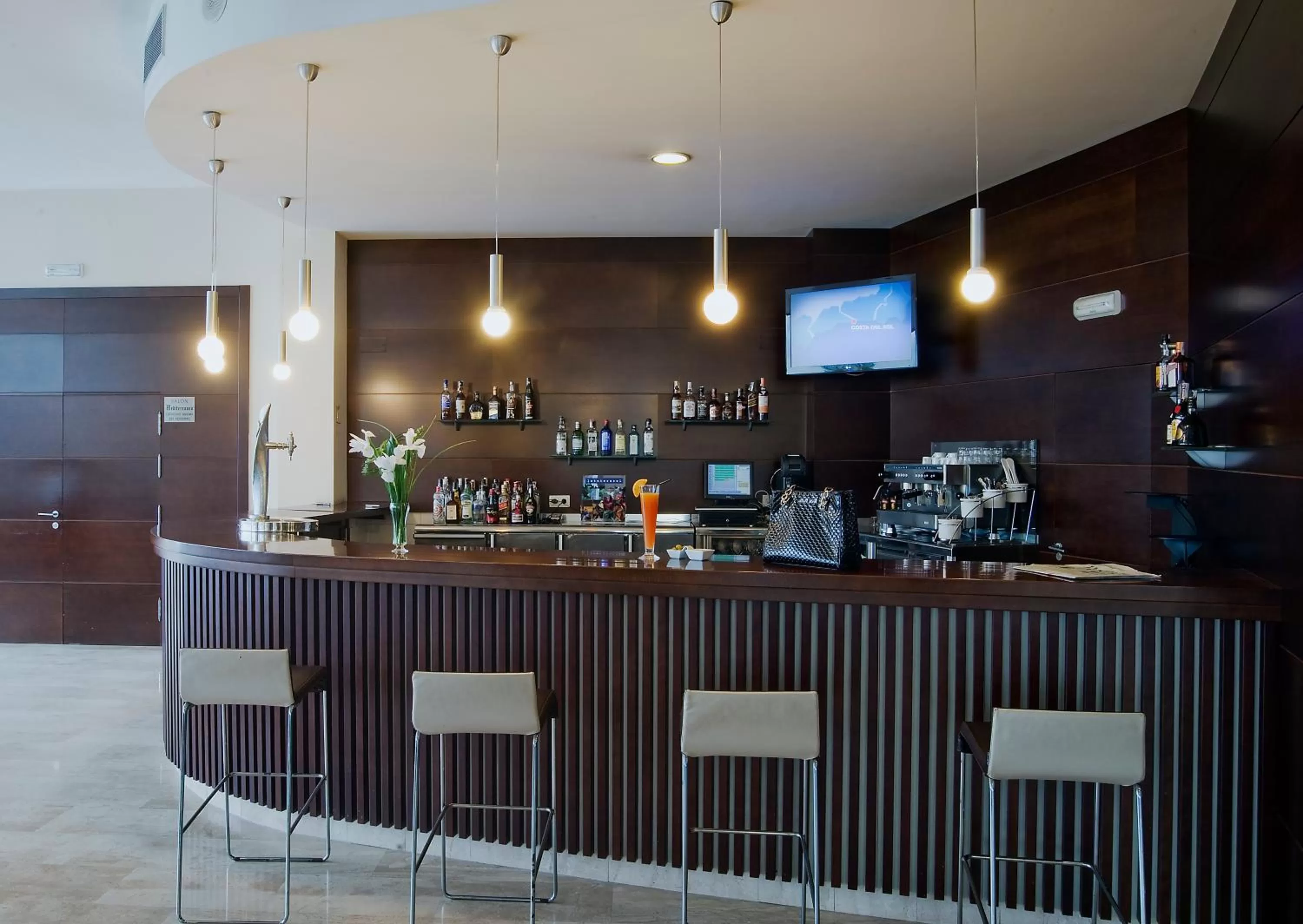 Lounge or bar in Hotel Bahía Calpe by Pierre & Vacances