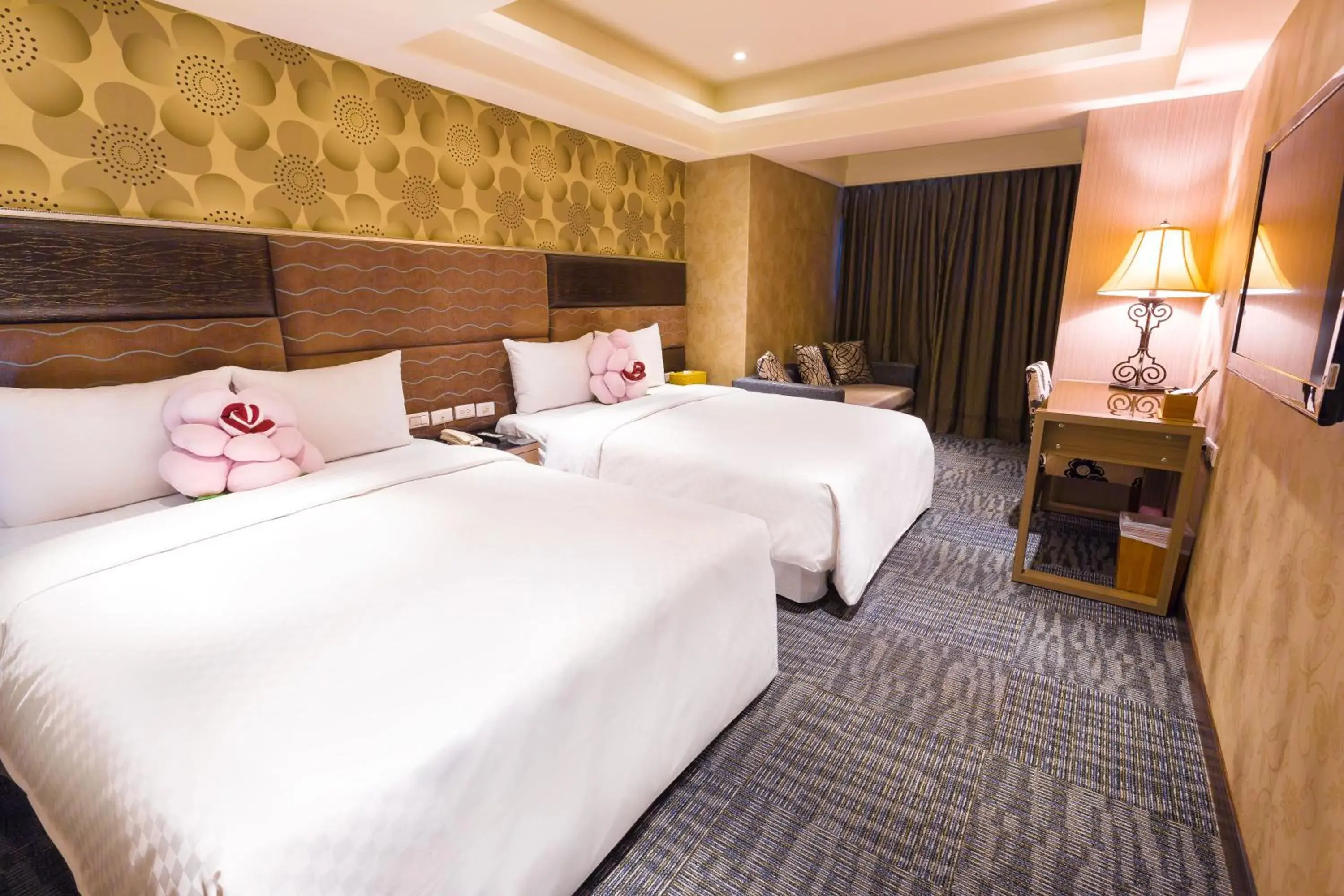 Photo of the whole room, Bed in Han She Business Hotel
