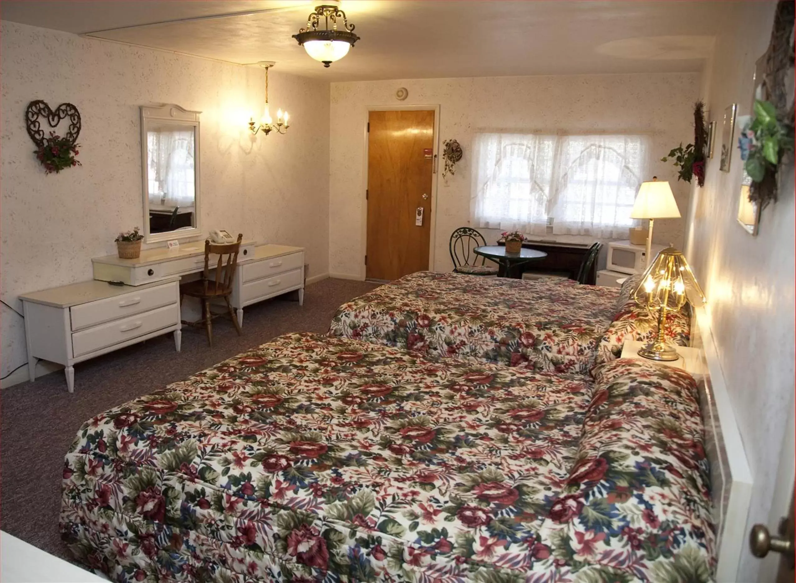 Bedroom, Bed in Simmons Motel and Suites