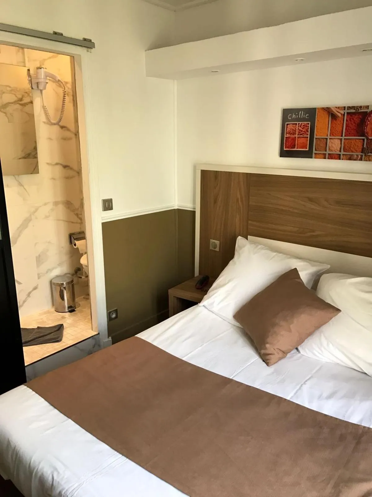 Bed in Grand Hotel Nouvel Opera