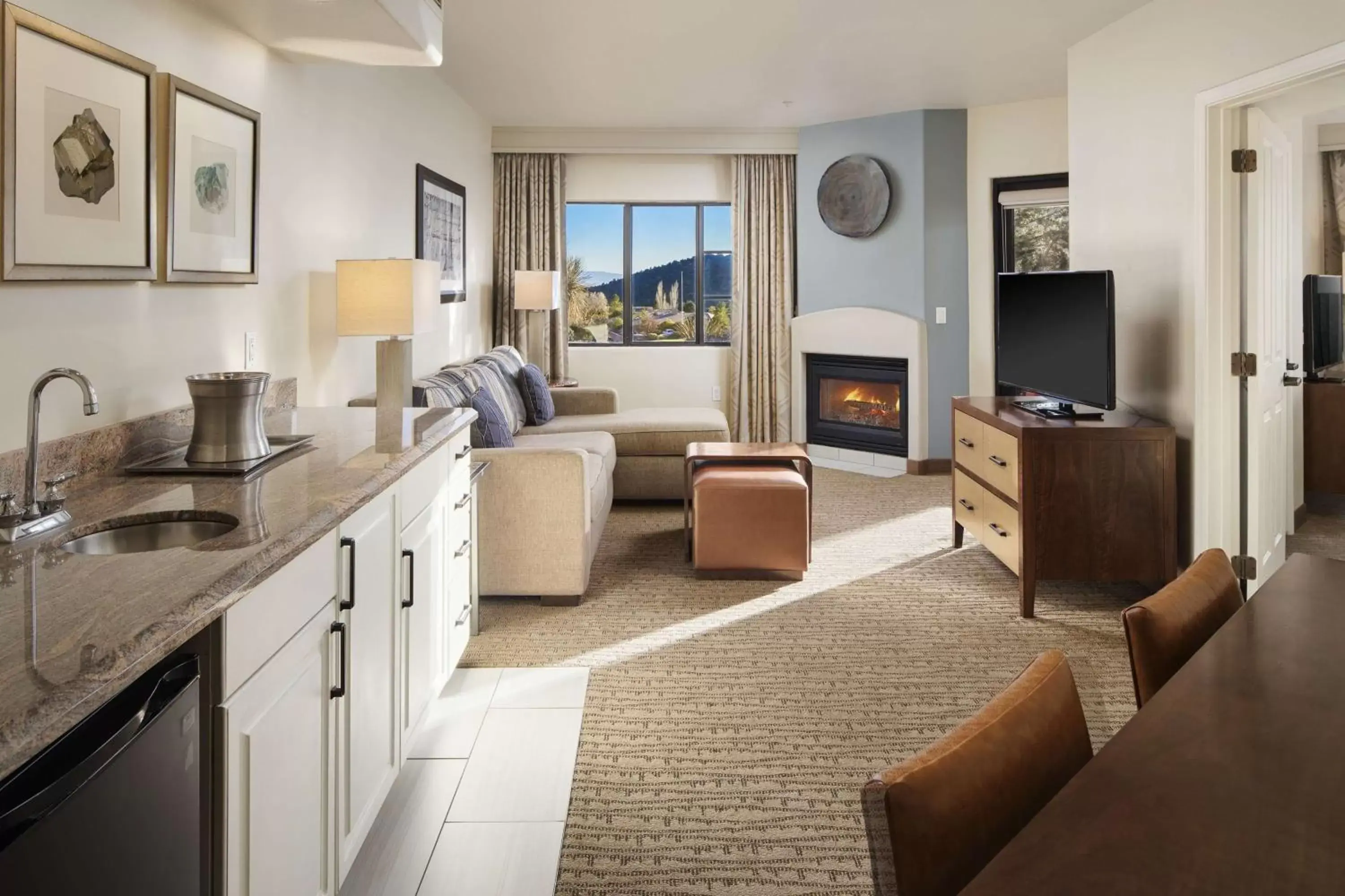 Bedroom, Seating Area in Hilton Sedona Resort at Bell Rock