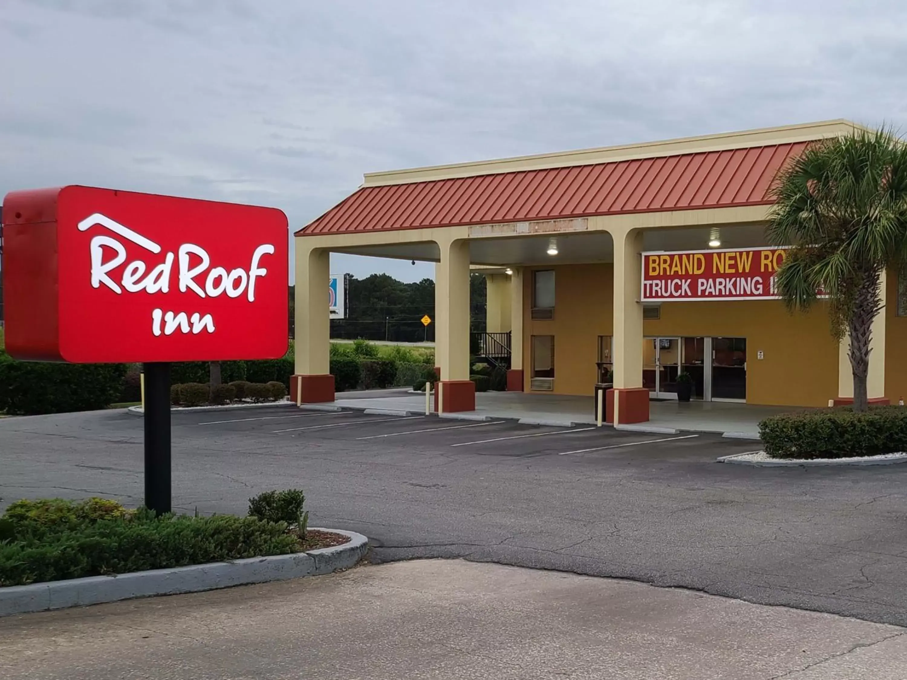 Property building in Red Roof Inn Tifton Property building in Red Roof Inn Tifton