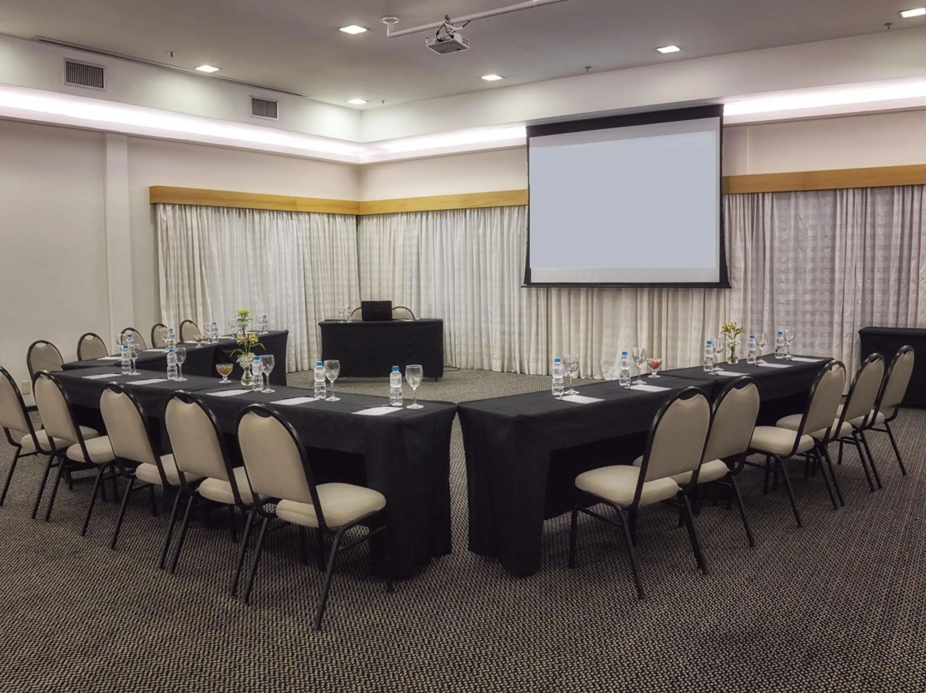 Business facilities in Sol Alphaville Hotel & Residence