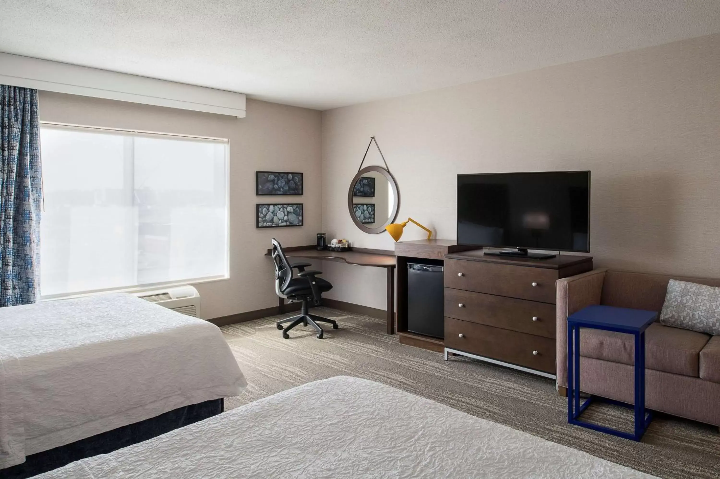 Bedroom, TV/Entertainment Center in Hampton Inn & Suites by Hilton Dartmouth - Halifax