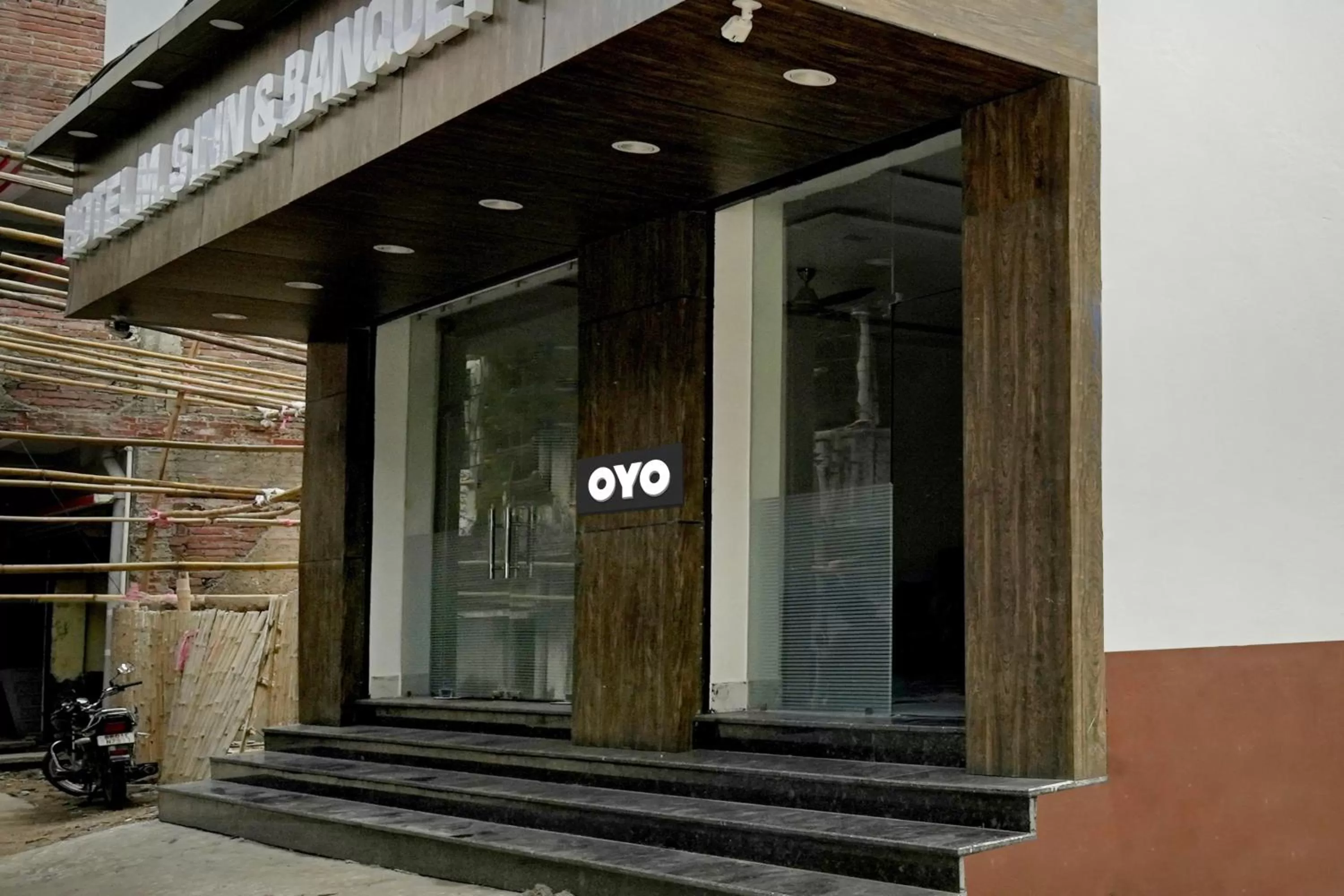 Facade/entrance in OYO Flagship 81547 Hotel MS Inn