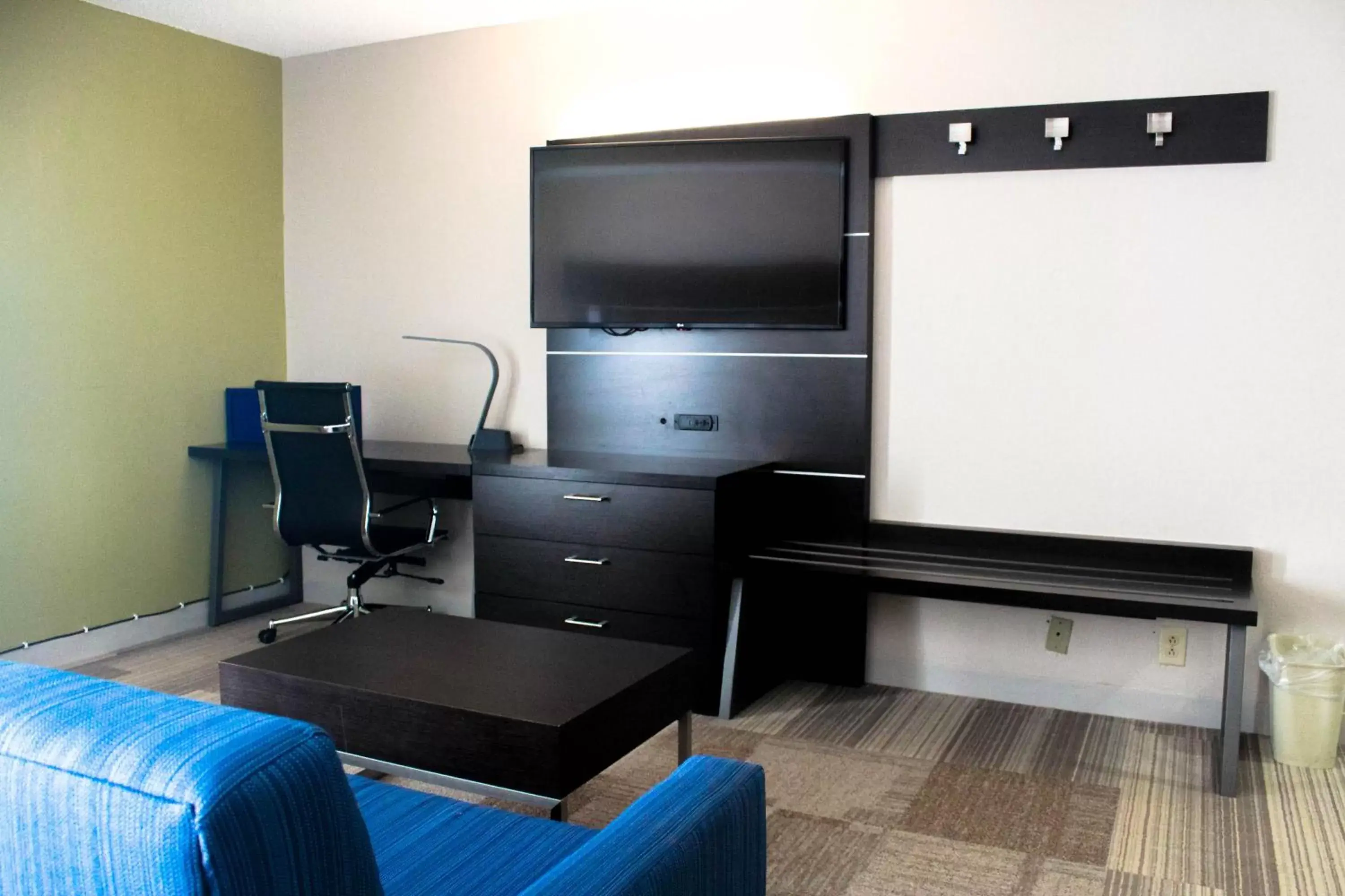 Photo of the whole room, TV/Entertainment Center in Holiday Inn Express Atlanta W (I-20) Douglasville, an IHG Hotel