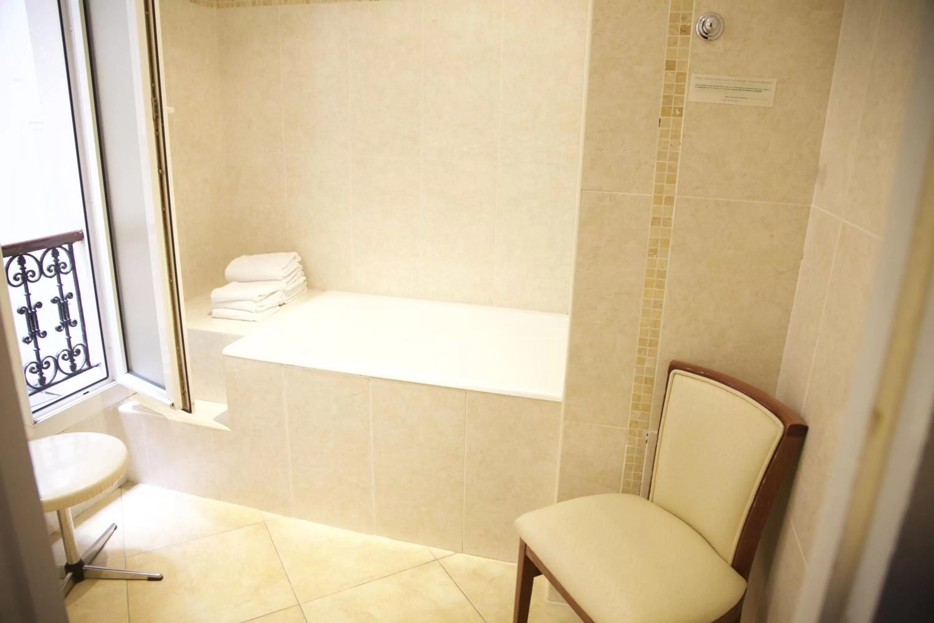 Day in Grand Hôtel Des Gobelins