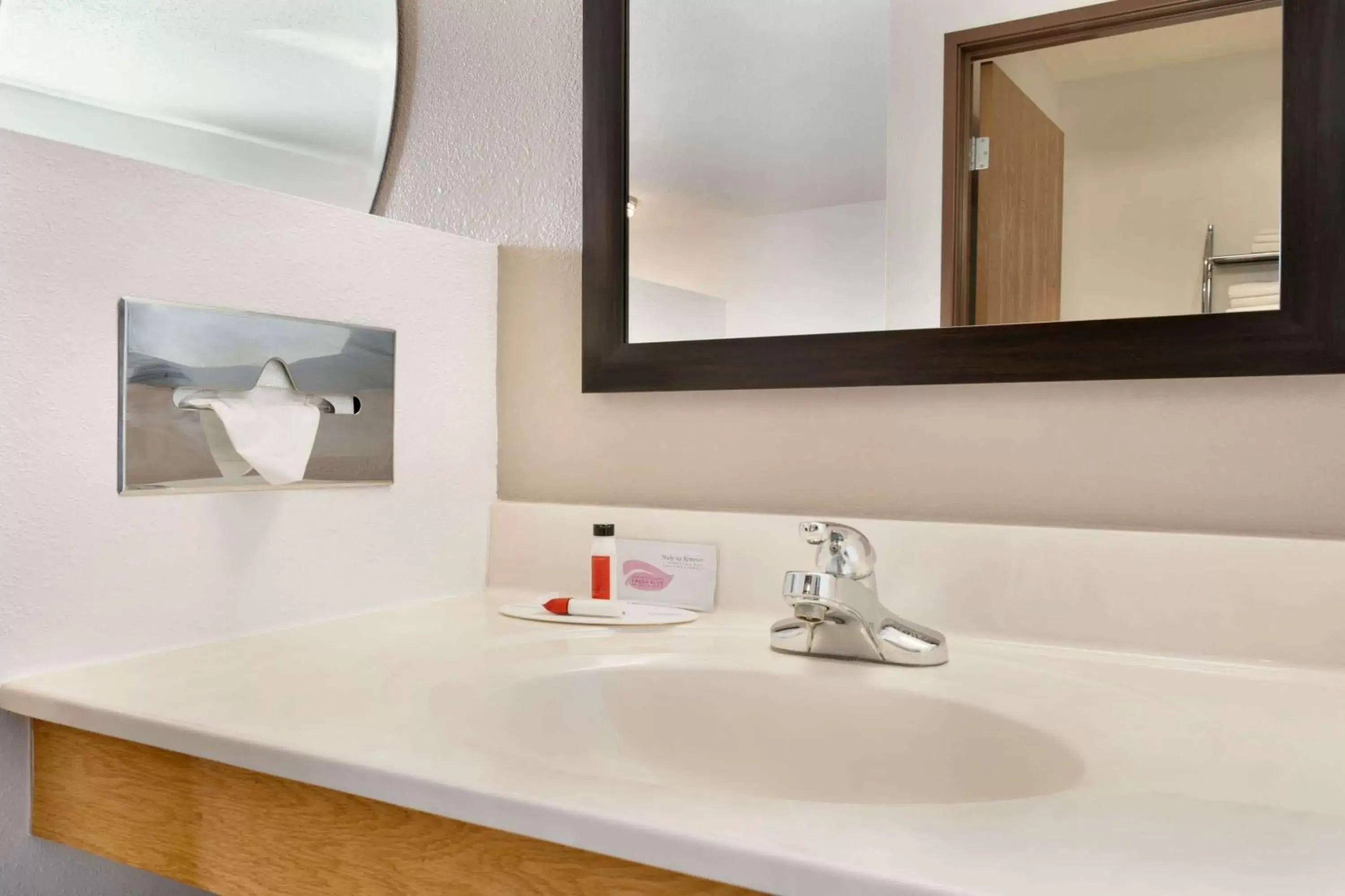 One-Bedroom Suite - Non-Smoking in Super 8 by Wyndham Custer/Crazy Horse Area One-Bedroom Suite - Non-Smoking in Super 8 by Wyndham Custer/Crazy Horse Area