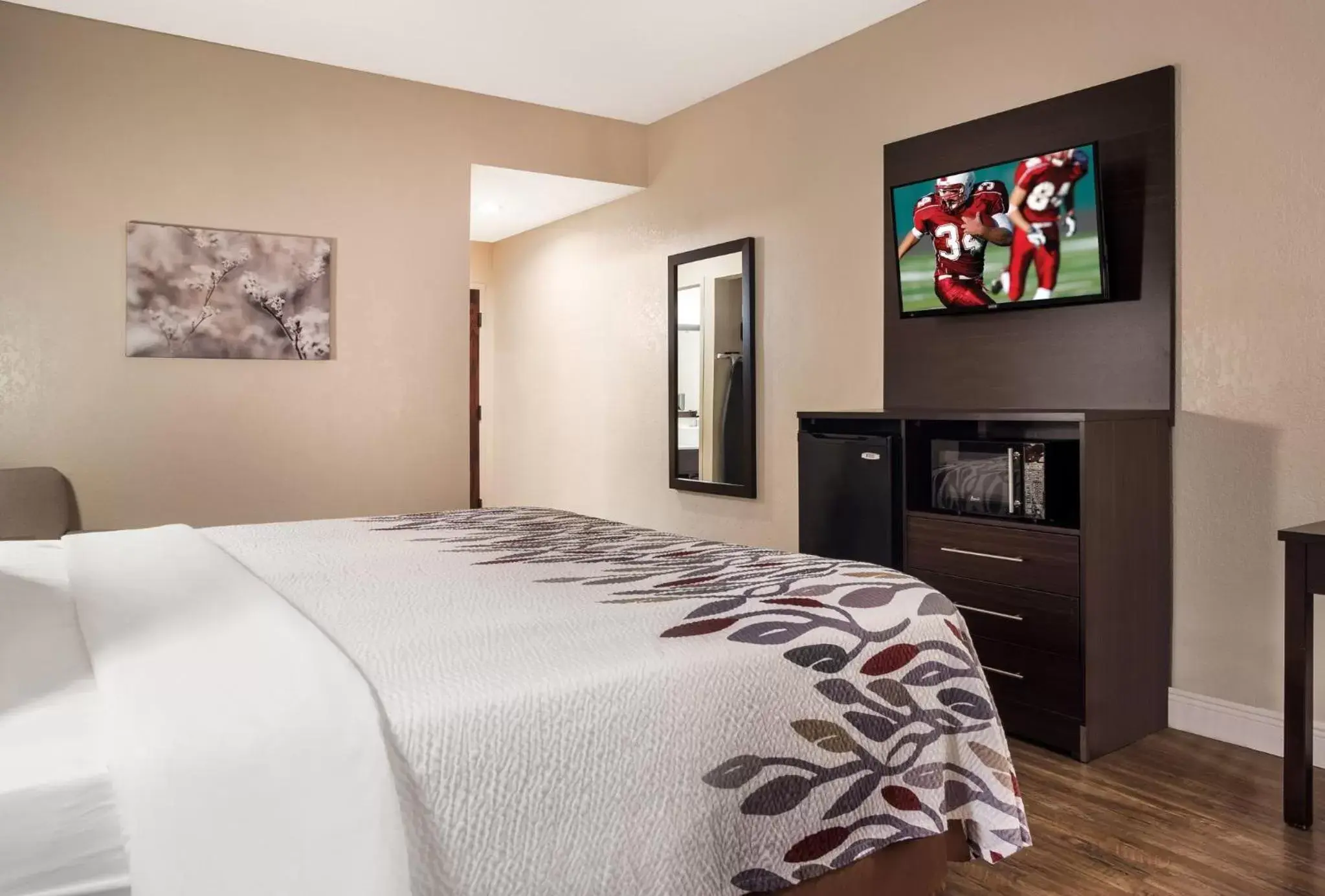 Photo of the whole room, Bed in Red Roof Inn Tupelo