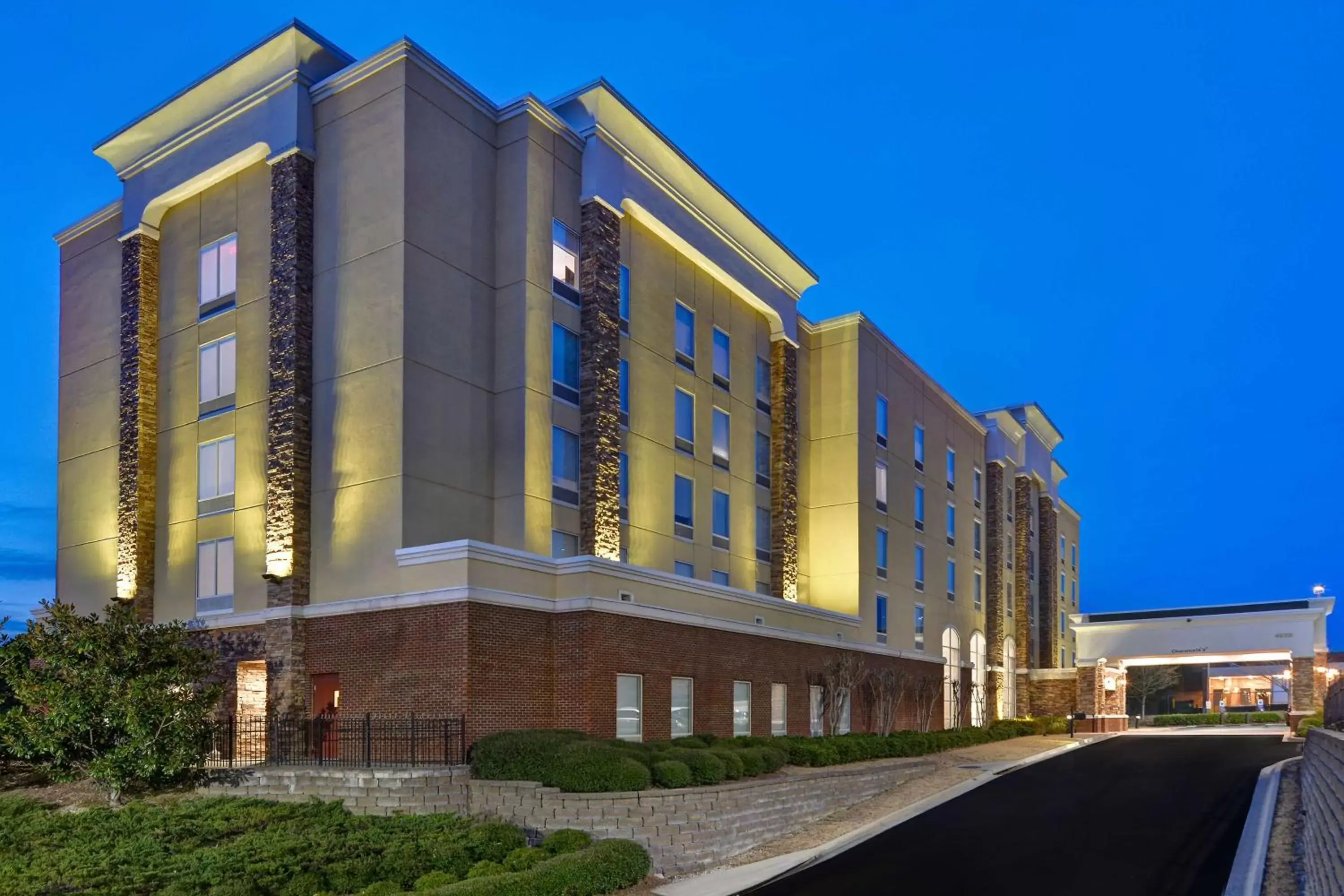 Property building in Hampton Inn & Suites Birmingham-Hoover-Galleria Property building in Hampton Inn & Suites Birmingham-Hoover-Galleria